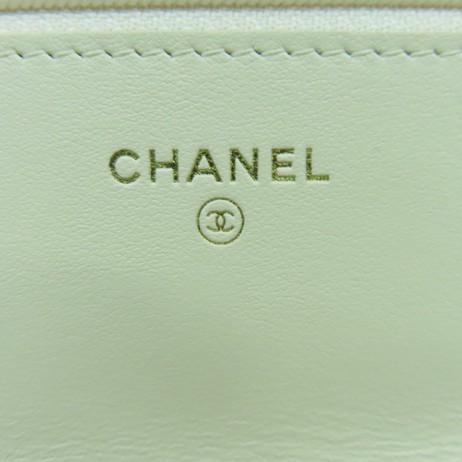 CHANEL 菱格羊皮皮革C19 Wallet On Chain金扣鏈帶肩背袋白色