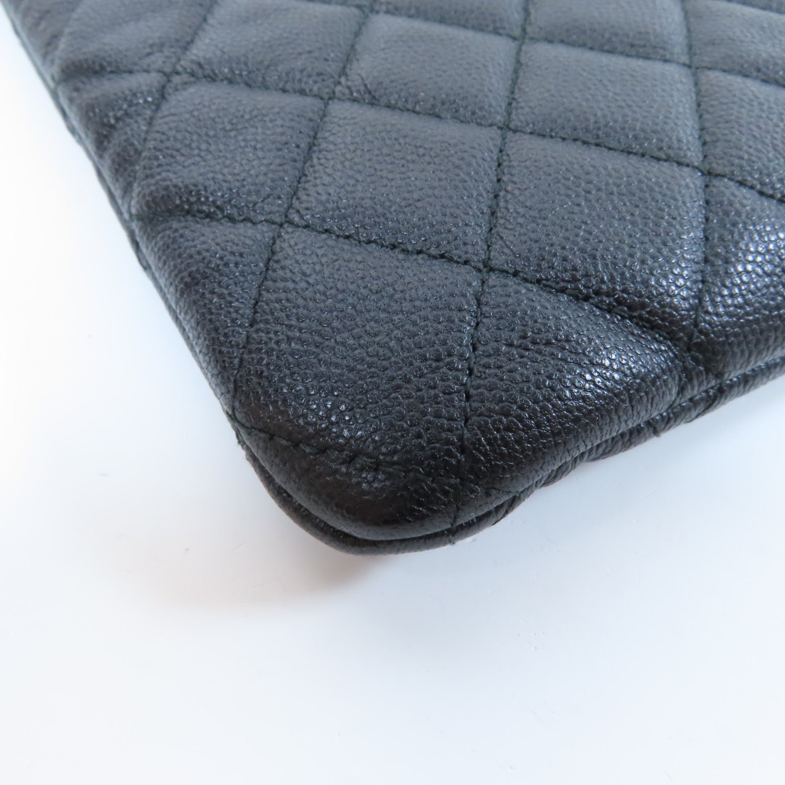 CHANEL 菱格Caviar皮革Pouch金扣手拿包黑色