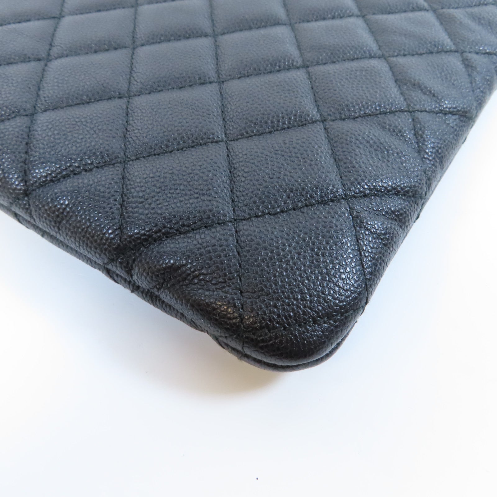 CHANEL 菱格Caviar皮革Pouch金扣手拿包黑色