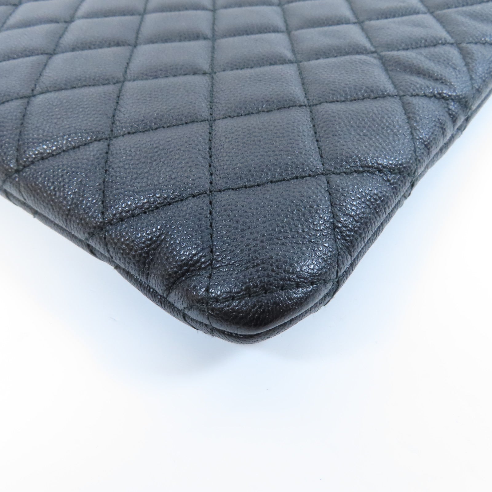 CHANEL 菱格Caviar皮革Pouch金扣手拿包黑色