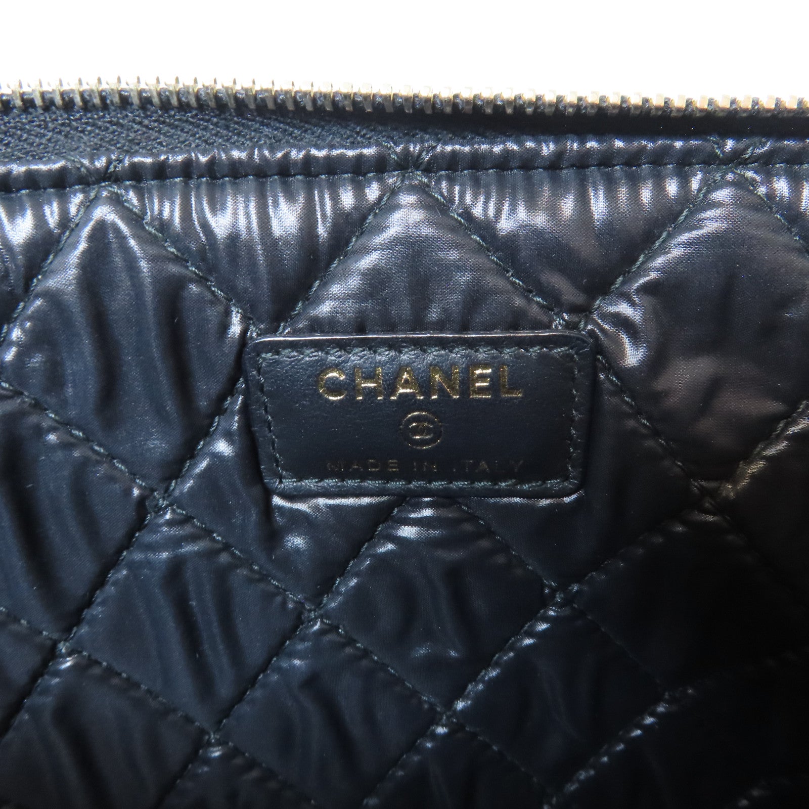 CHANEL 菱格Caviar皮革Pouch金扣手拿包黑色