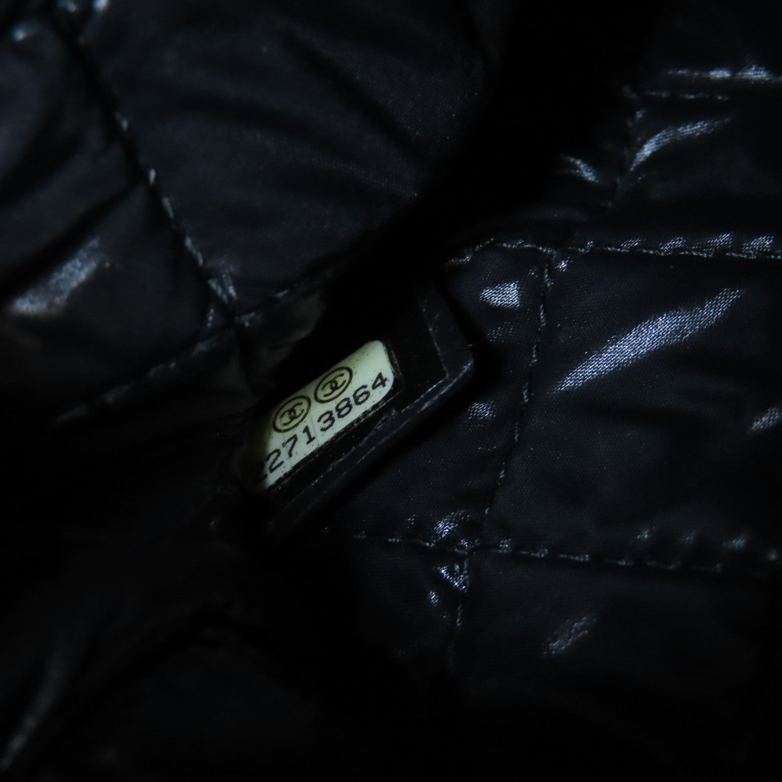 CHANEL 菱格Caviar皮革Pouch金扣手拿包黑色