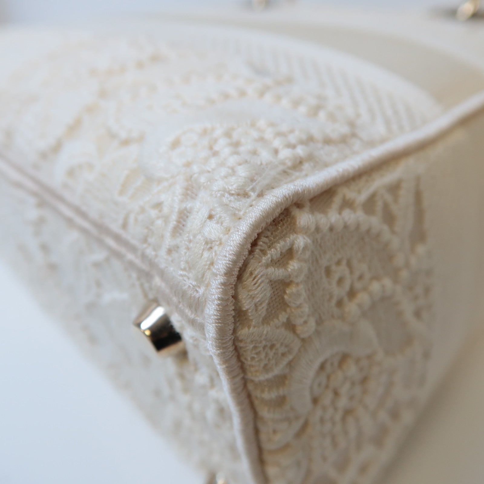 Dior 蕾絲Medium Lady D-Lite金扣手挽肩背兩用袋白色