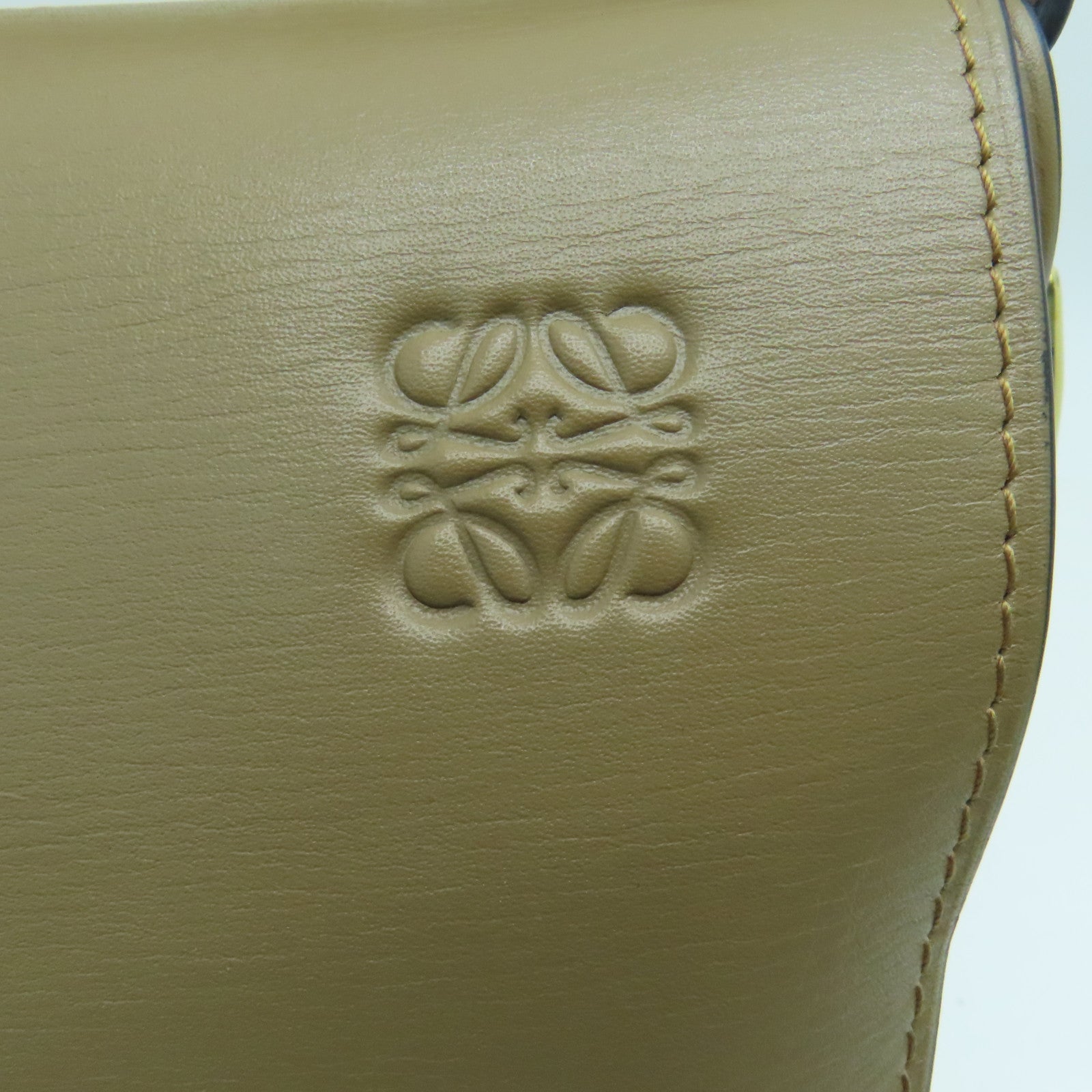 LOEWE 牛皮皮革Gate金扣肩背袋啡色