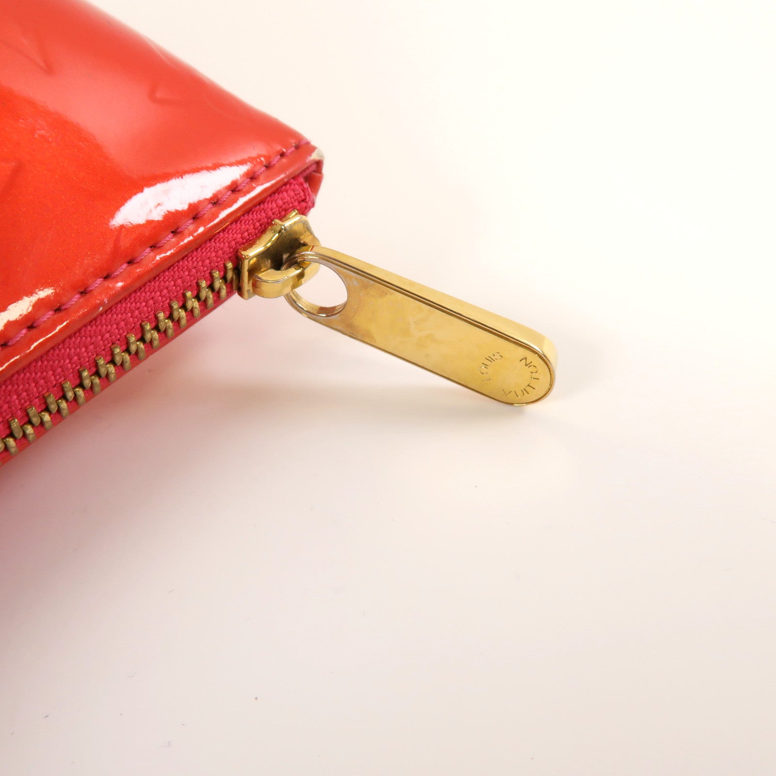 LOUIS VUITTON Monogram Vernis Bellevue PM金扣手挽袋紅色