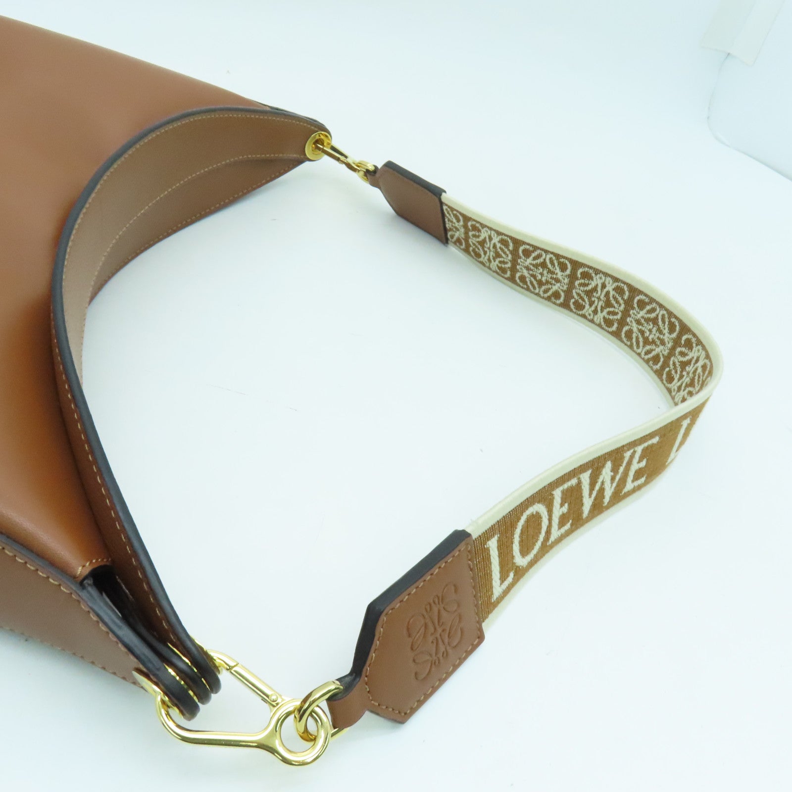 LOEWE 牛皮皮革Luna Bag金扣肩背袋啡色