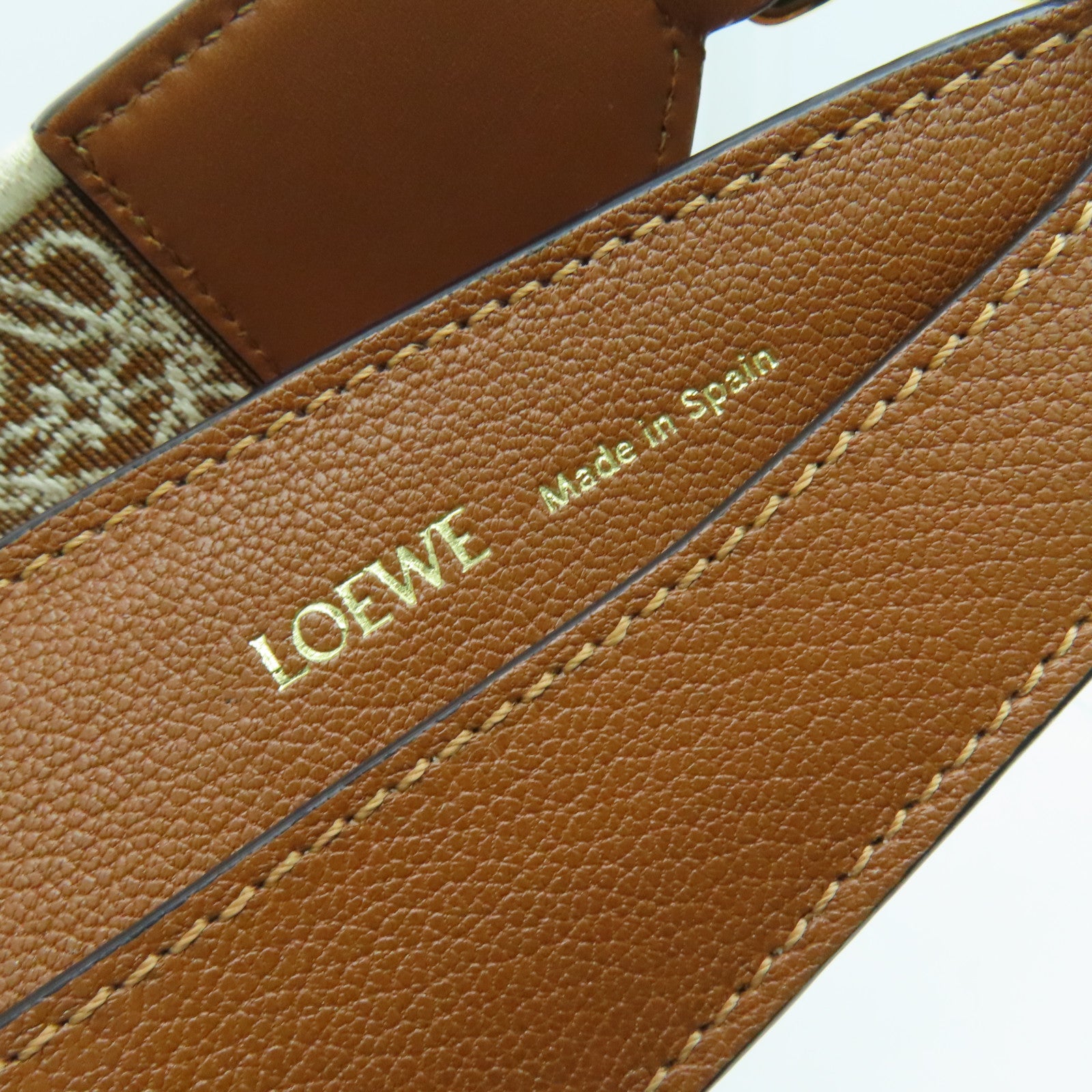 LOEWE 牛皮皮革Luna Bag金扣肩背袋啡色