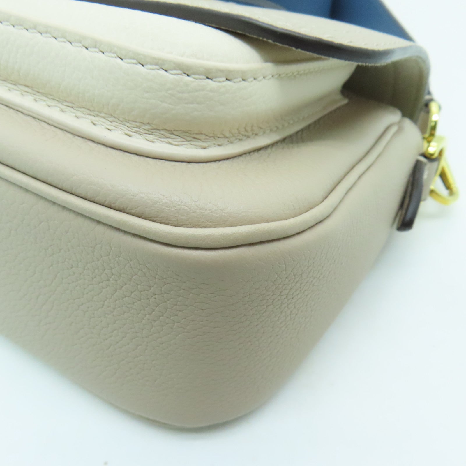 LOUIS VUITTON 牛皮皮革LockMe Tender金扣肩背袋米色