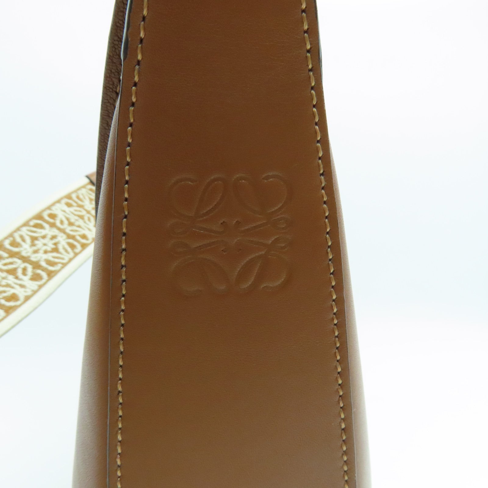 LOEWE 牛皮皮革Luna Bag金扣肩背袋啡色