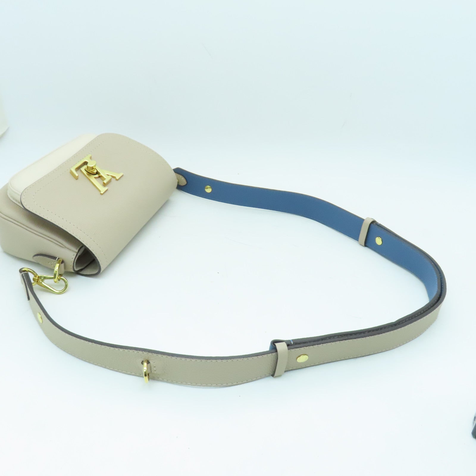 LOUIS VUITTON 牛皮皮革LockMe Tender金扣肩背袋米色