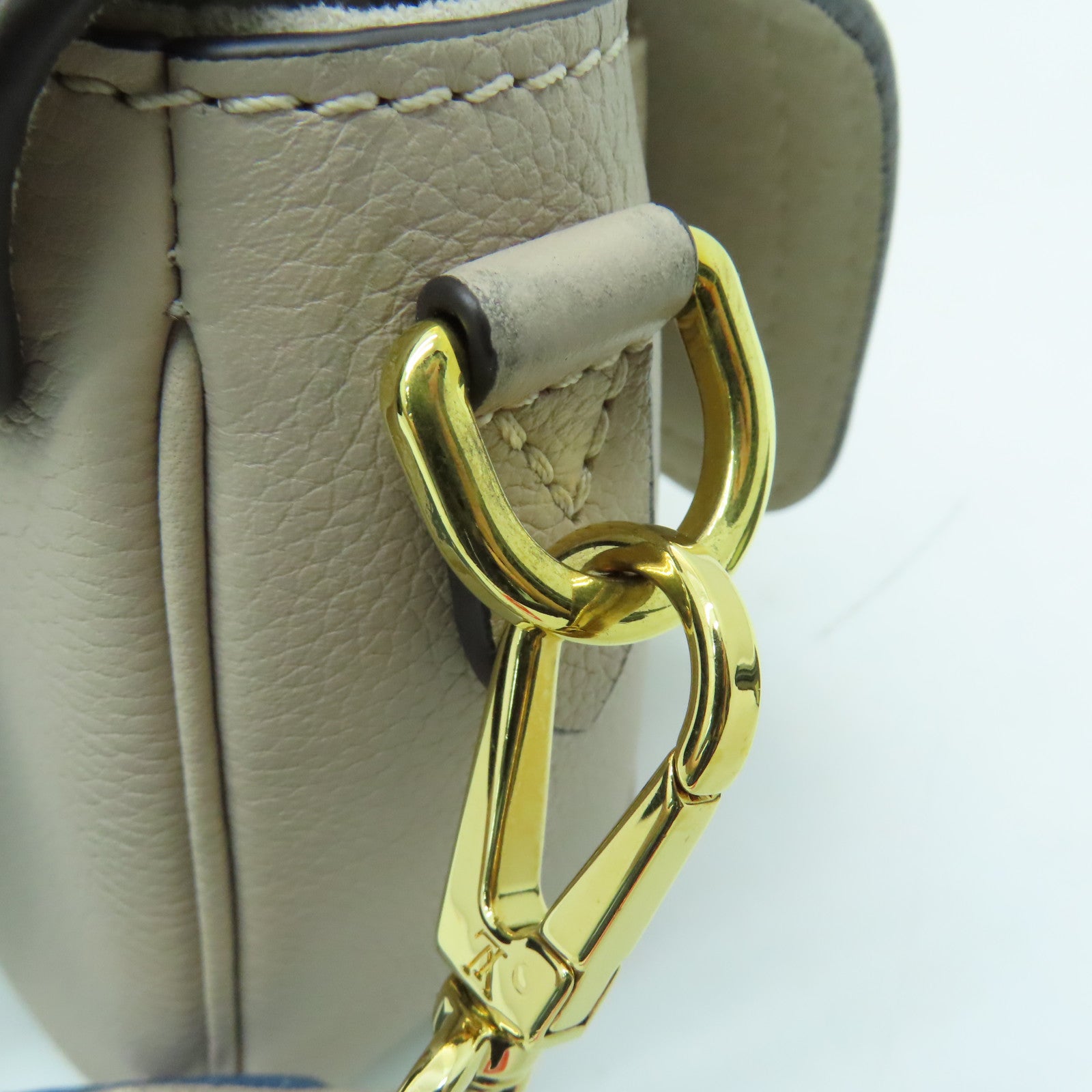 LOUIS VUITTON 牛皮皮革LockMe Tender金扣肩背袋米色