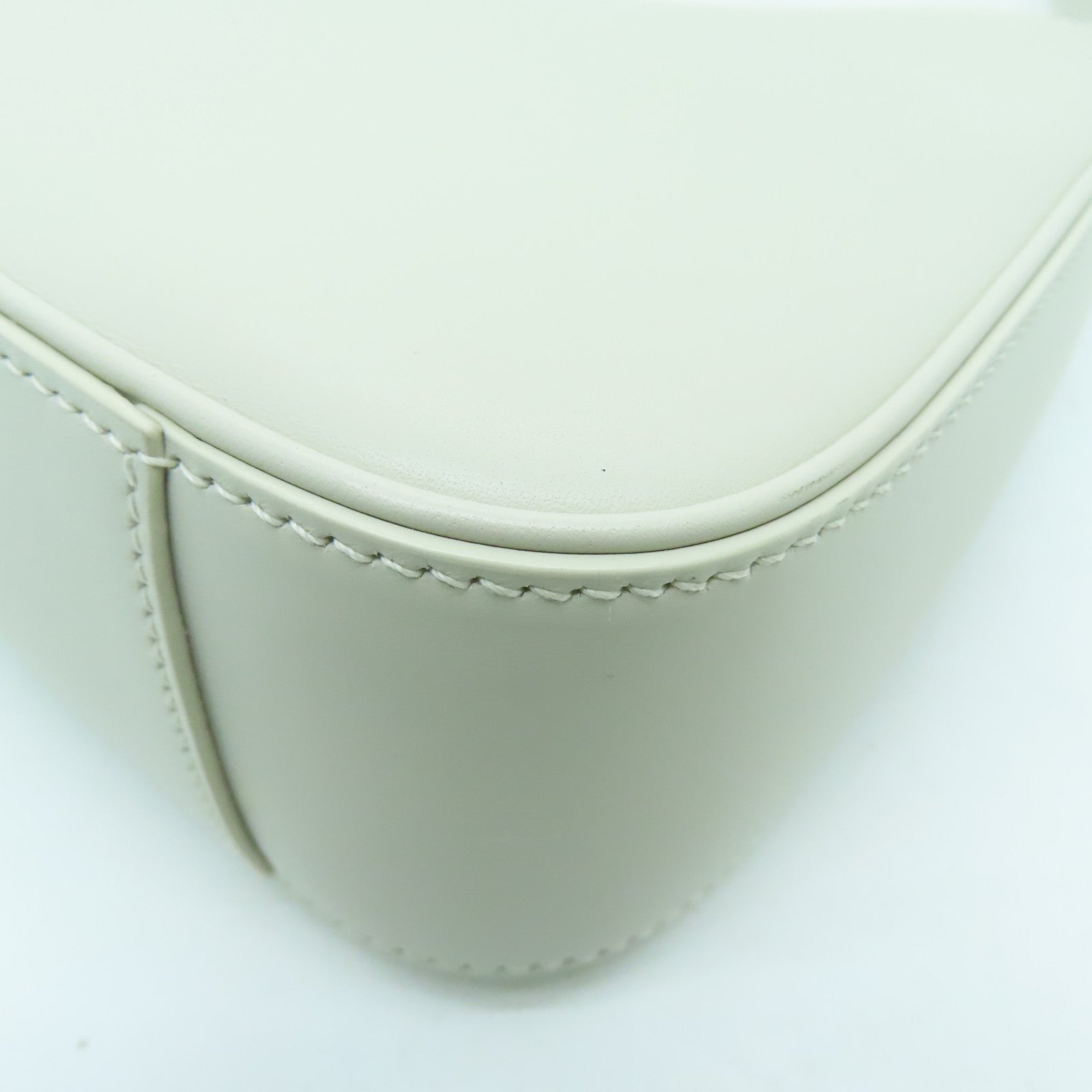 SAINT LAURENT 牛皮皮革Le 5 a 7 Hobo Bag银扣肩背袋奶油色