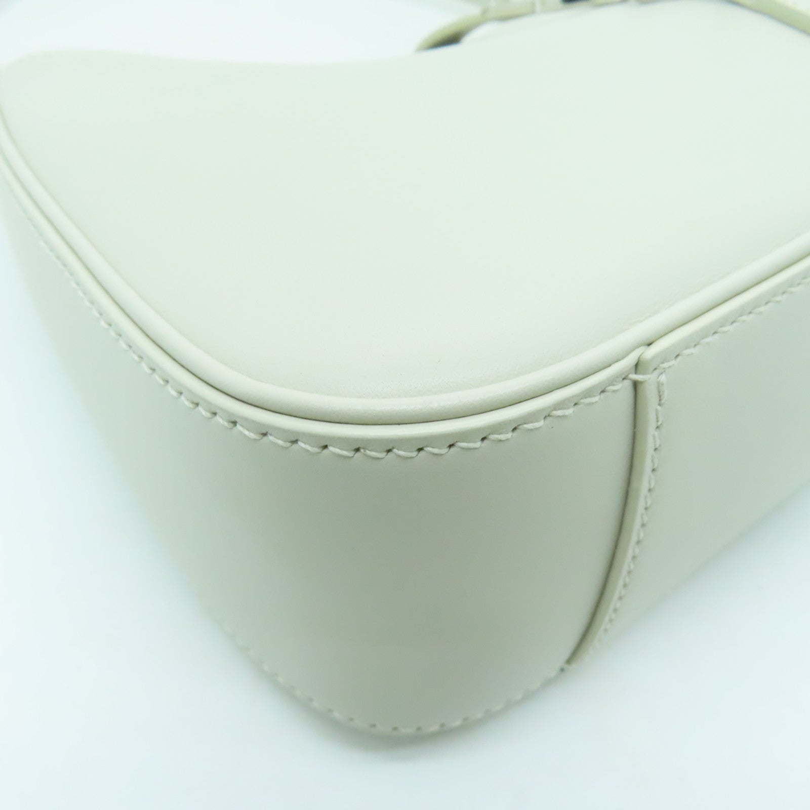 SAINT LAURENT 牛皮皮革Le 5 a 7 Hobo Bag银扣肩背袋奶油色