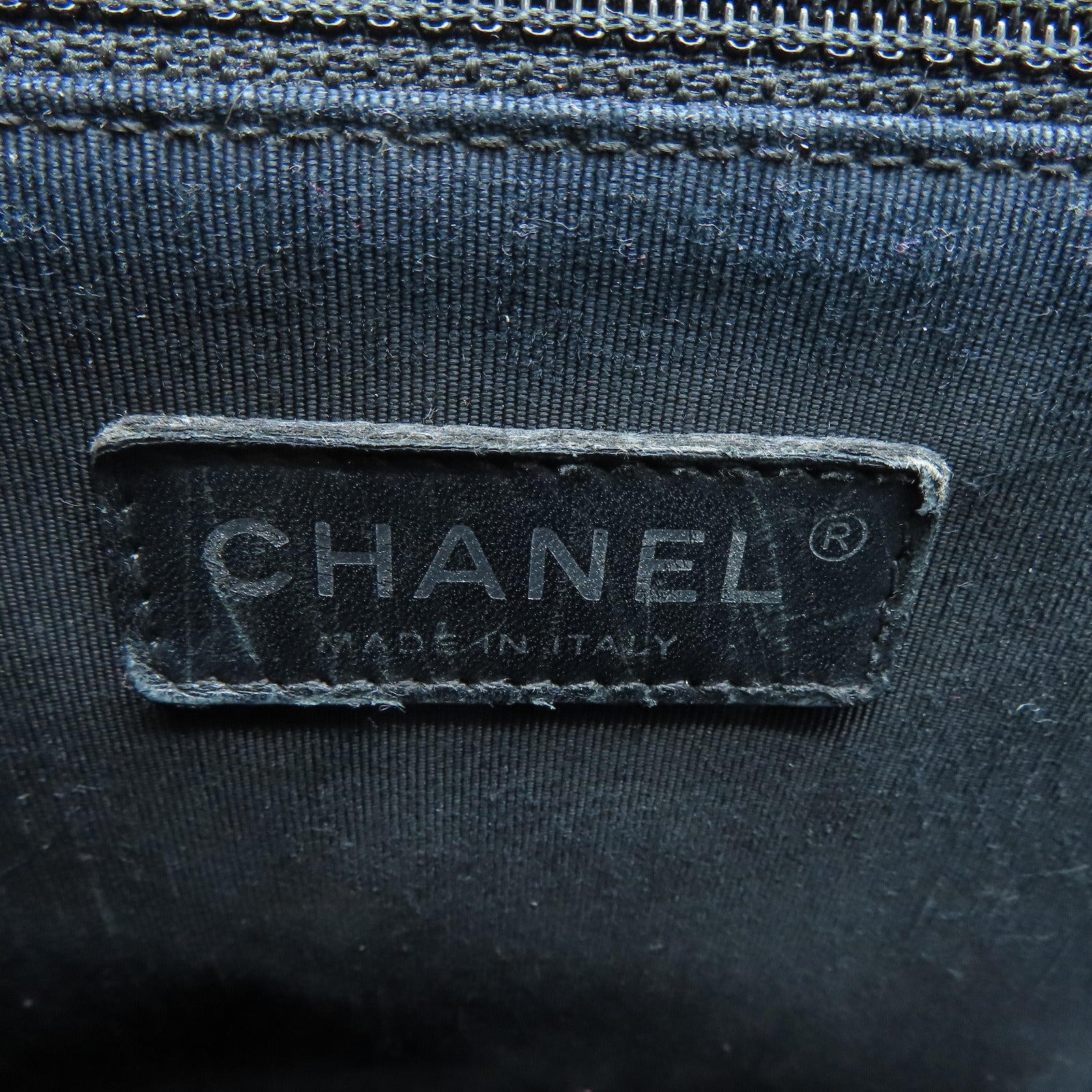 CHANEL 菱格漆皮皮革Boy 30cm链带银扣肩背袋黑色