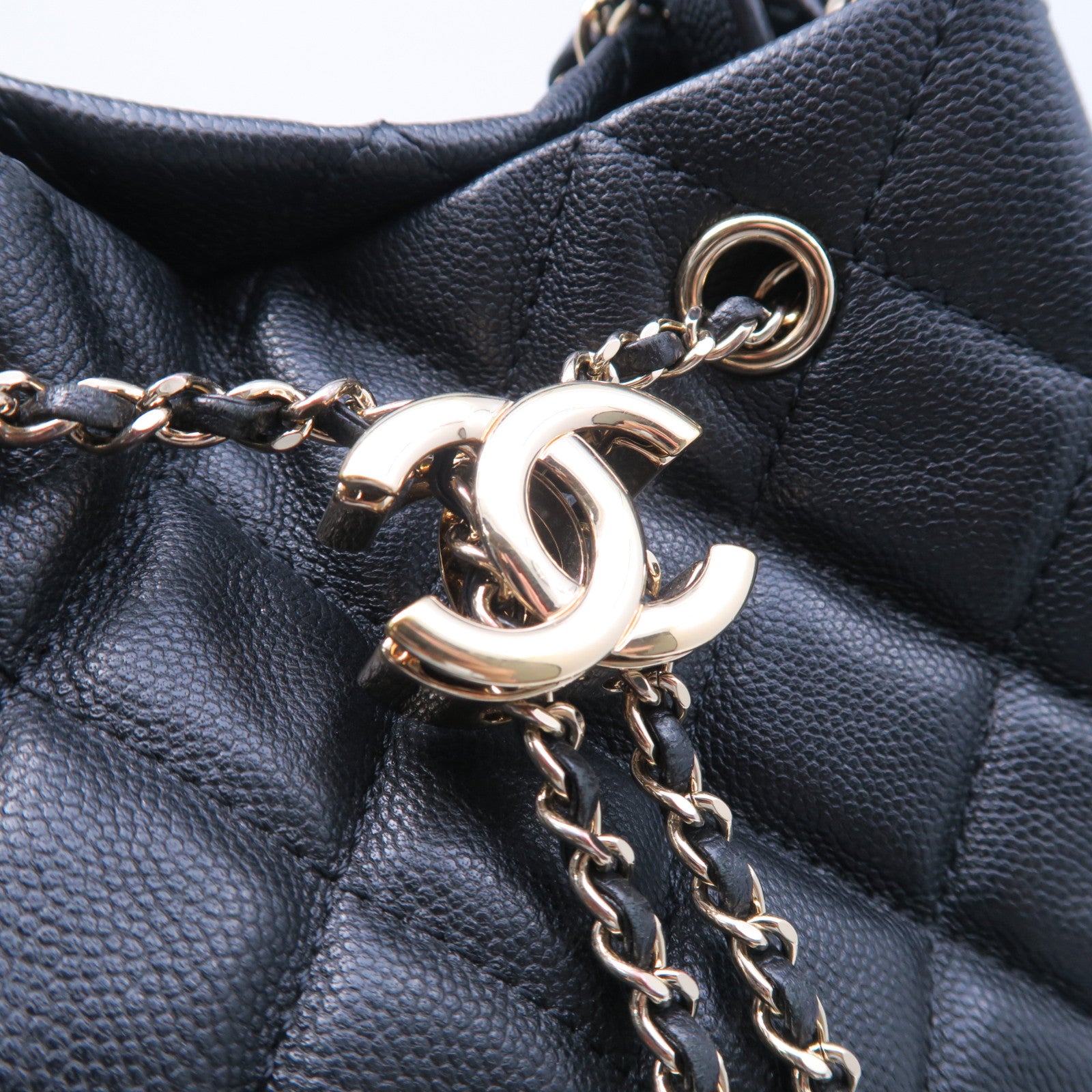 CHANEL 菱格Caviar皮革Bucket Bag金扣肩背袋黑色