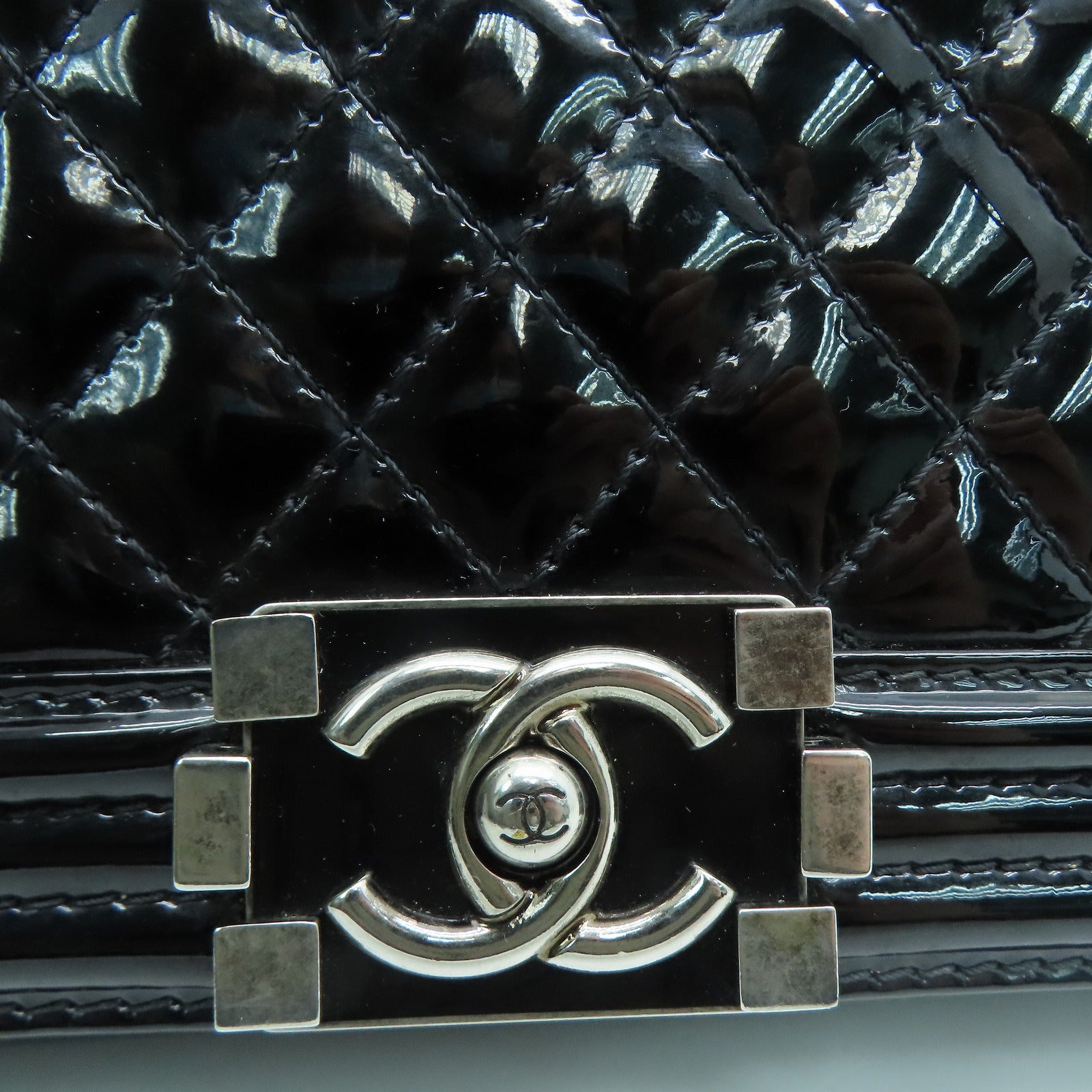 CHANEL 菱格漆皮皮革Boy 30cm链带银扣肩背袋黑色