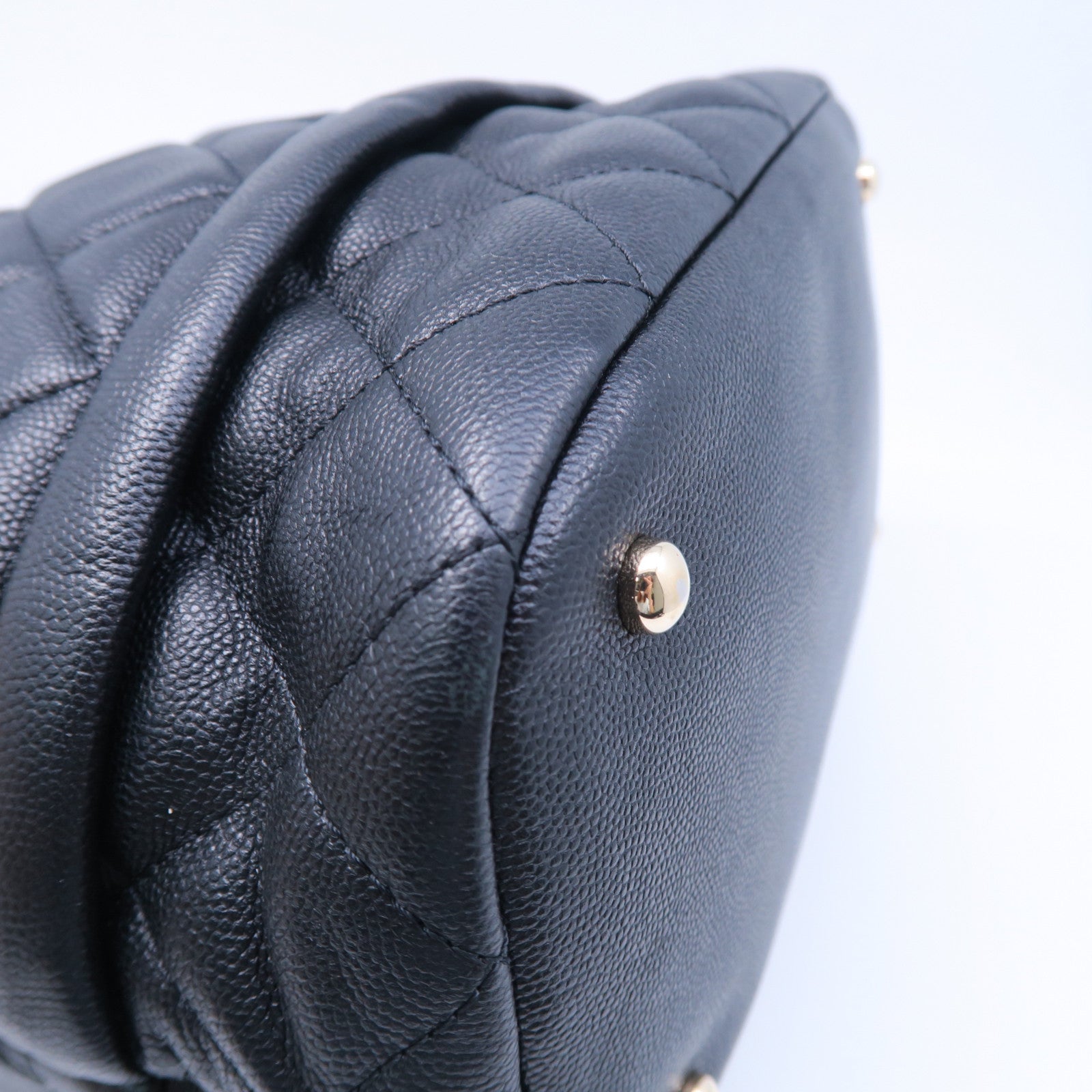 CHANEL 菱格Caviar皮革Bucket Bag金扣肩背袋黑色