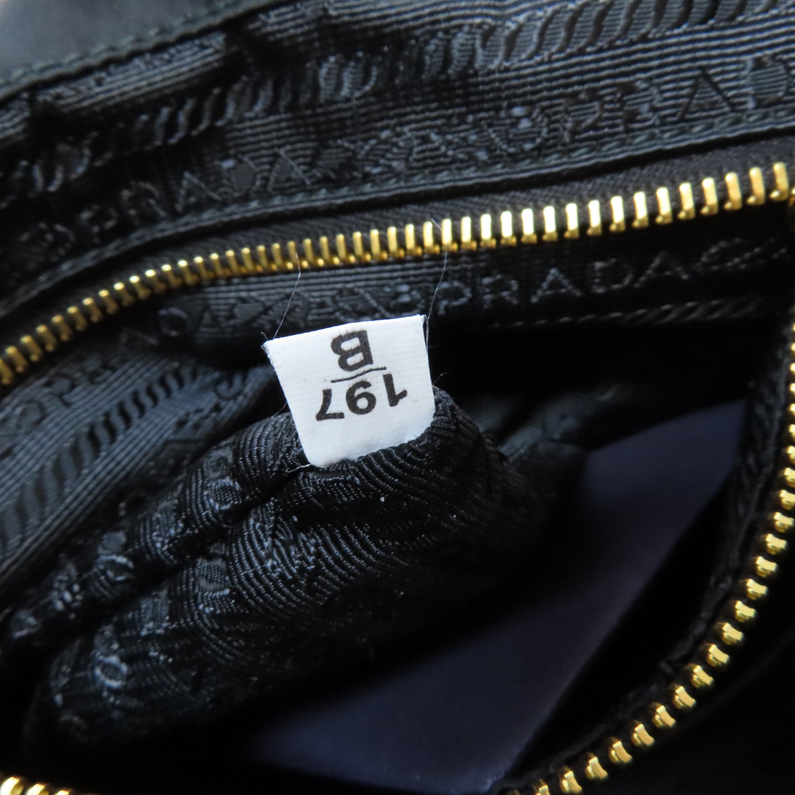 PRADA 尼龍Rucksack金扣背包黑色