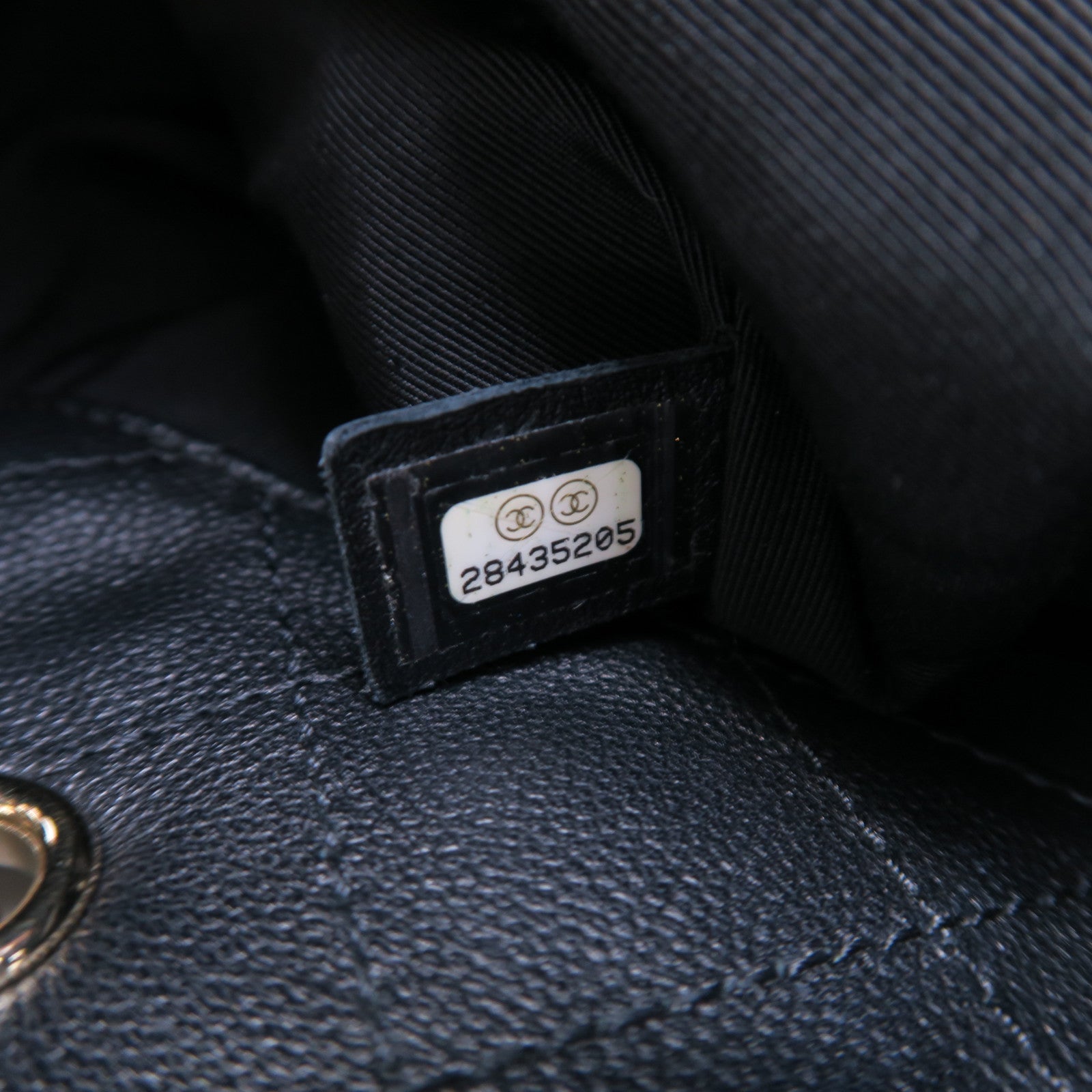 CHANEL 菱格Caviar皮革Bucket Bag金扣肩背袋黑色