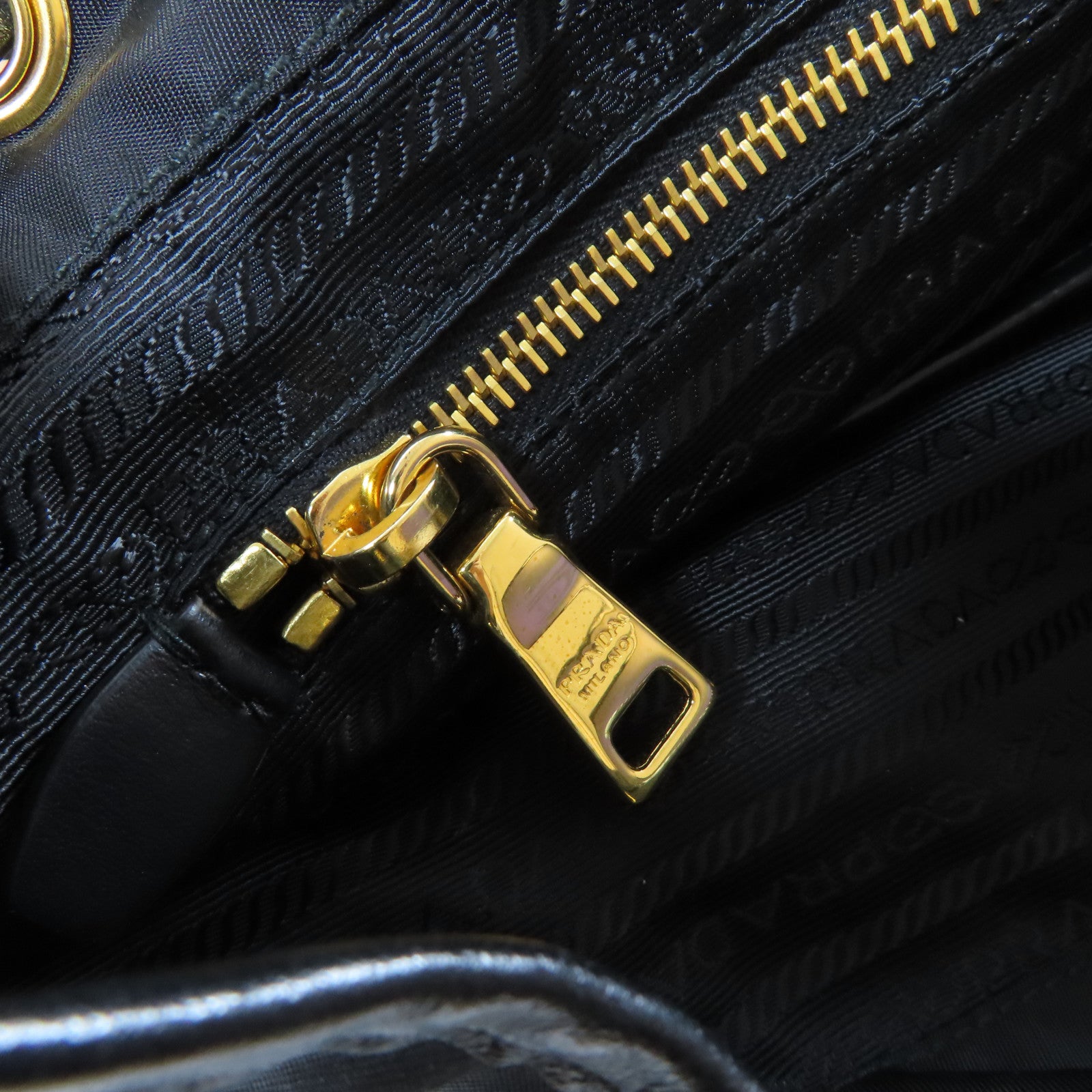 PRADA 尼龍Rucksack金扣背包黑色
