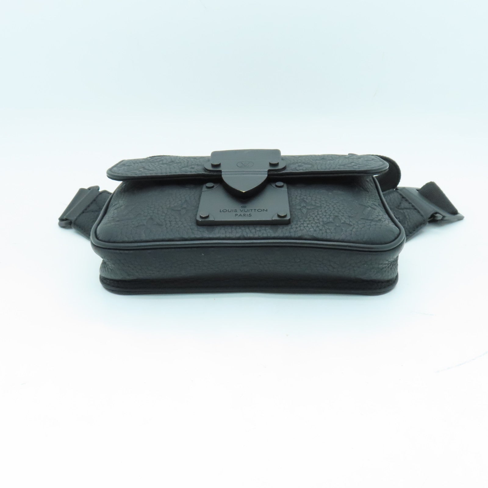LOUIS VUITTON Monogram-embossed Taurillon S Lock Slingbag黑扣單肩包黑色