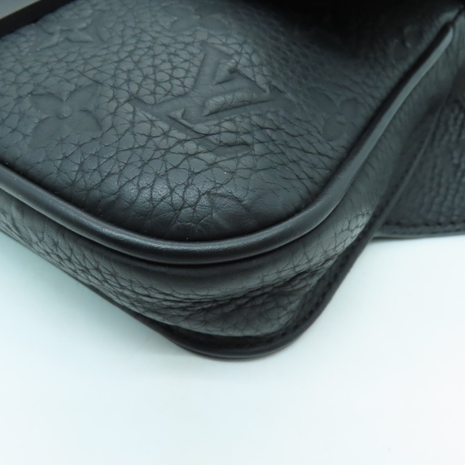 LOUIS VUITTON Monogram-embossed Taurillon S Lock Slingbag黑扣單肩包黑色