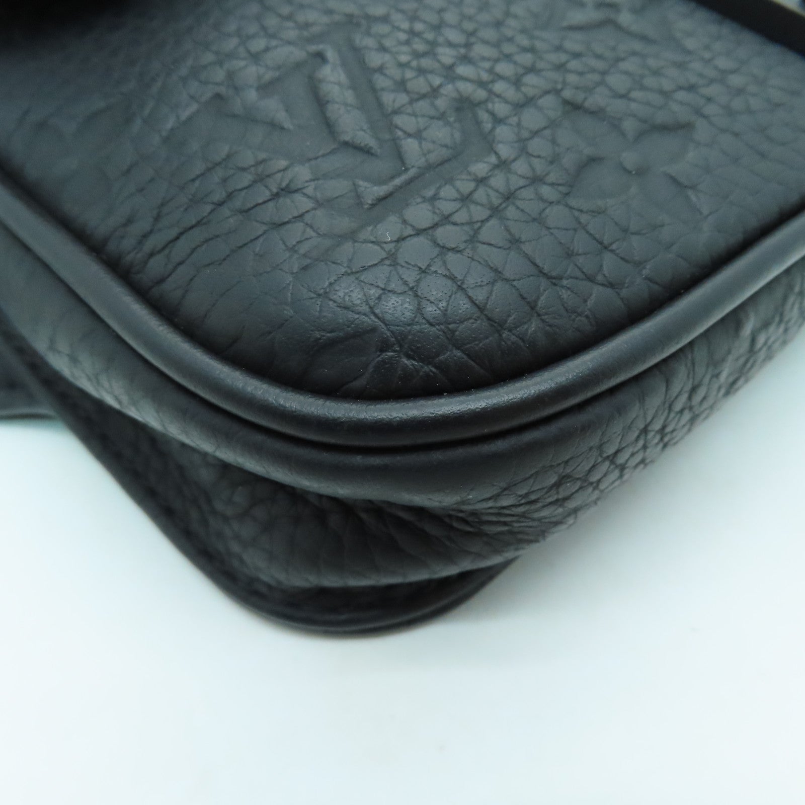 LOUIS VUITTON Monogram-embossed Taurillon S Lock Slingbag黑扣單肩包黑色