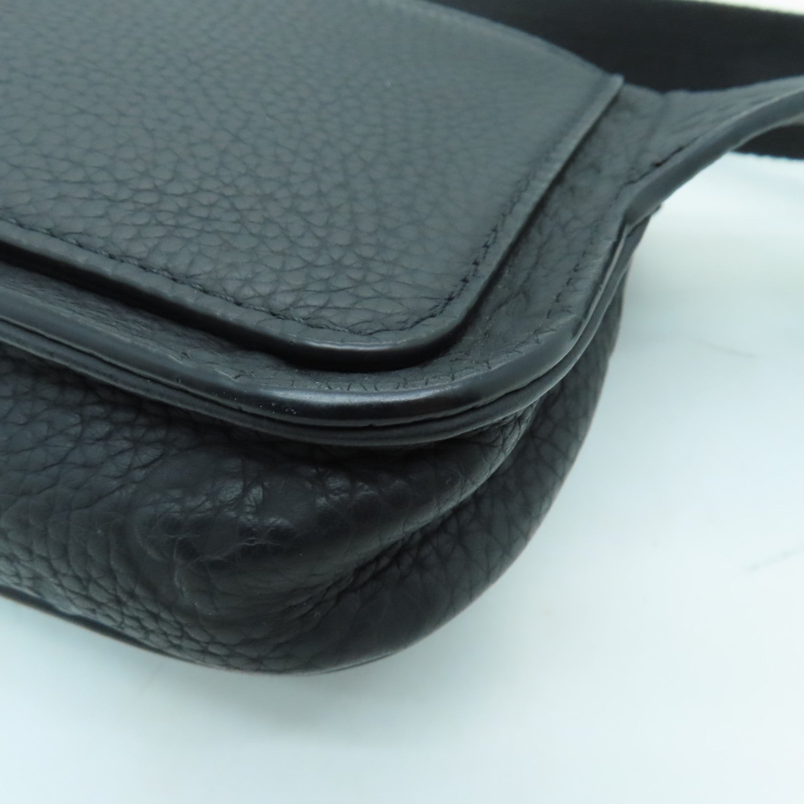 LOUIS VUITTON Monogram-embossed Taurillon S Lock Slingbag黑扣單肩包黑色