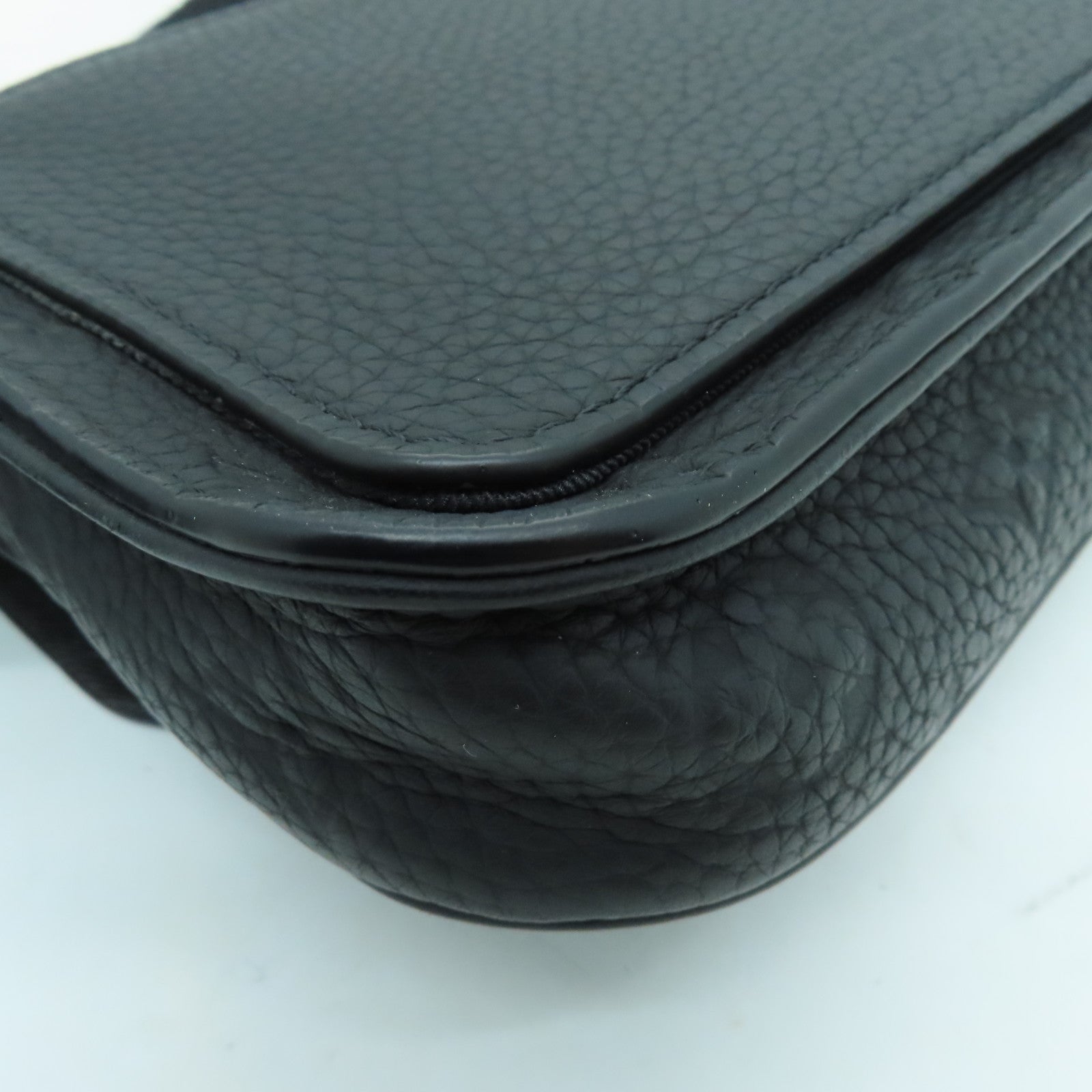 LOUIS VUITTON Monogram-embossed Taurillon S Lock Slingbag黑扣單肩包黑色