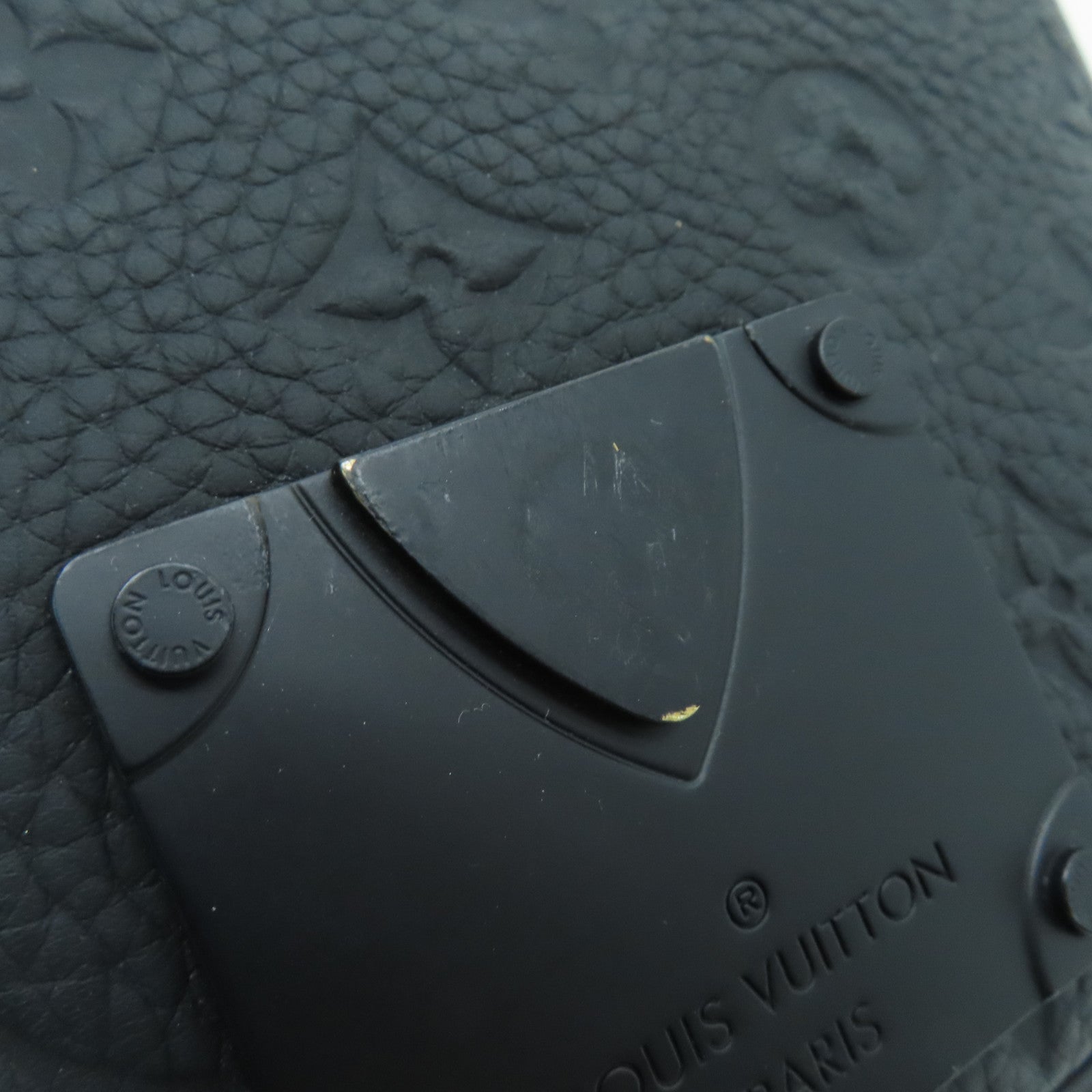 LOUIS VUITTON Monogram-embossed Taurillon S Lock Slingbag黑扣單肩包黑色