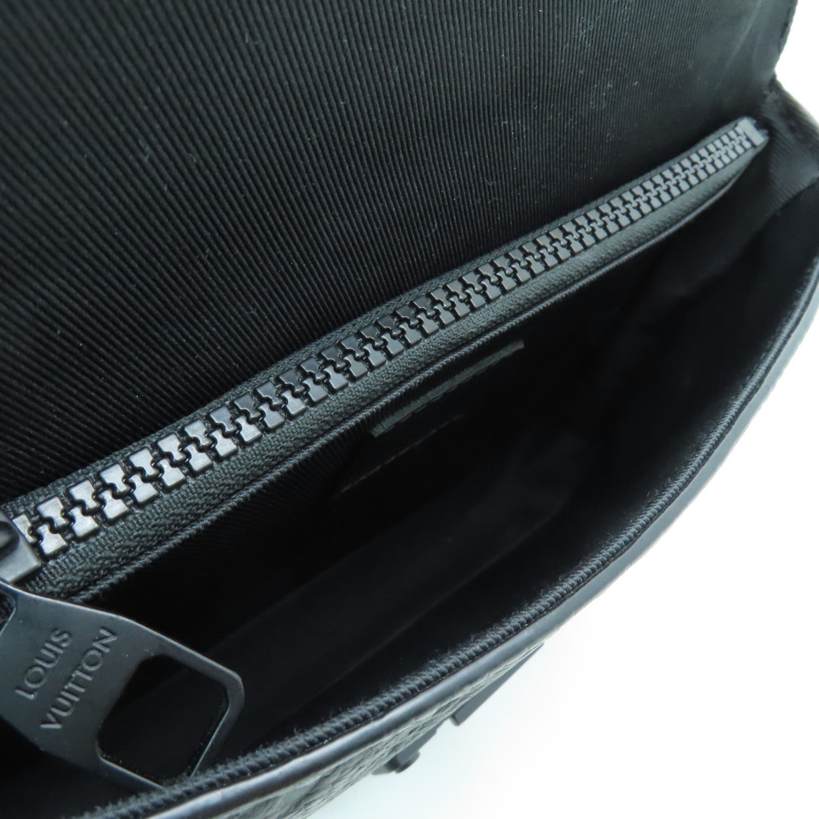 LOUIS VUITTON Monogram-embossed Taurillon S Lock Slingbag黑扣單肩包黑色