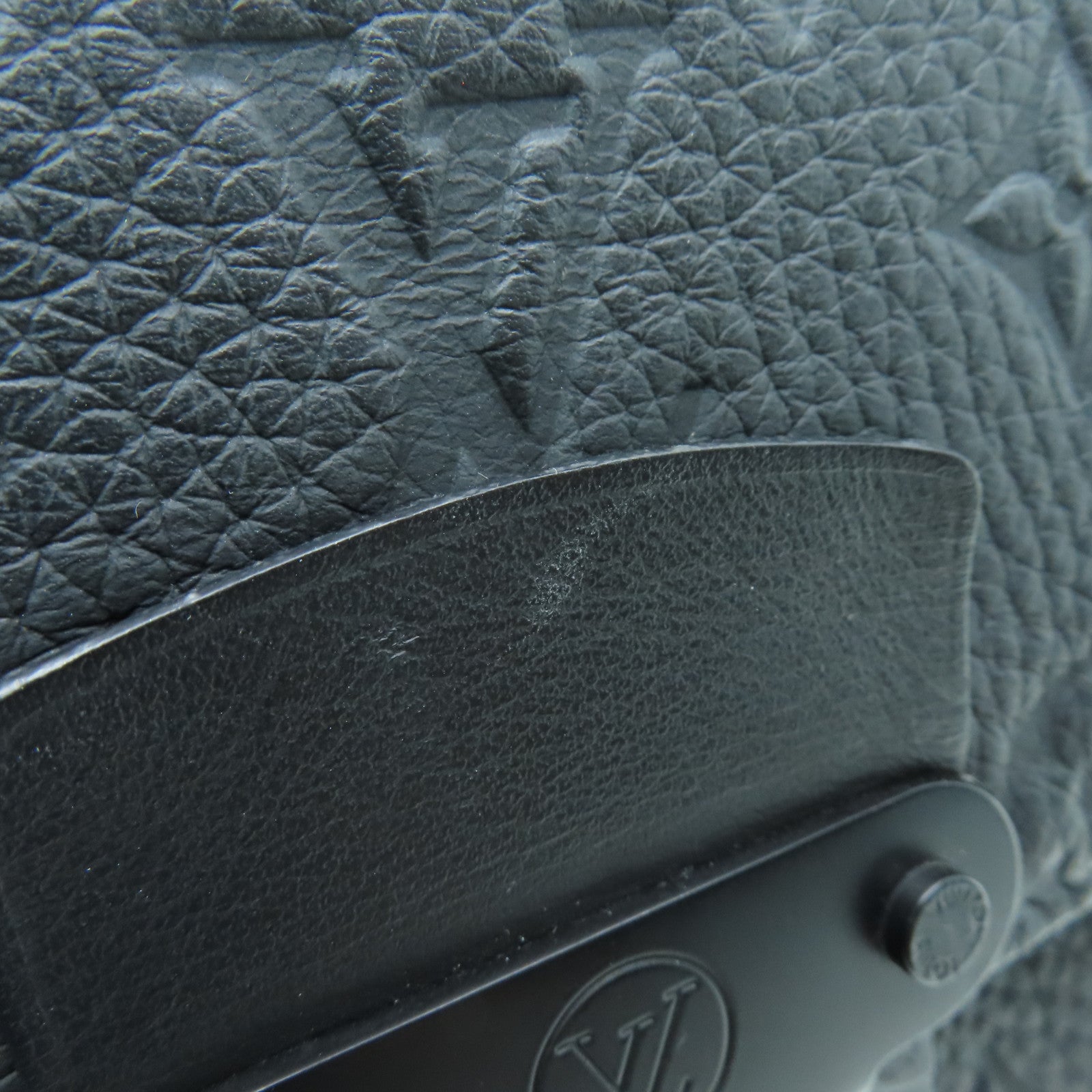 LOUIS VUITTON Monogram-embossed Taurillon S Lock Slingbag黑扣單肩包黑色