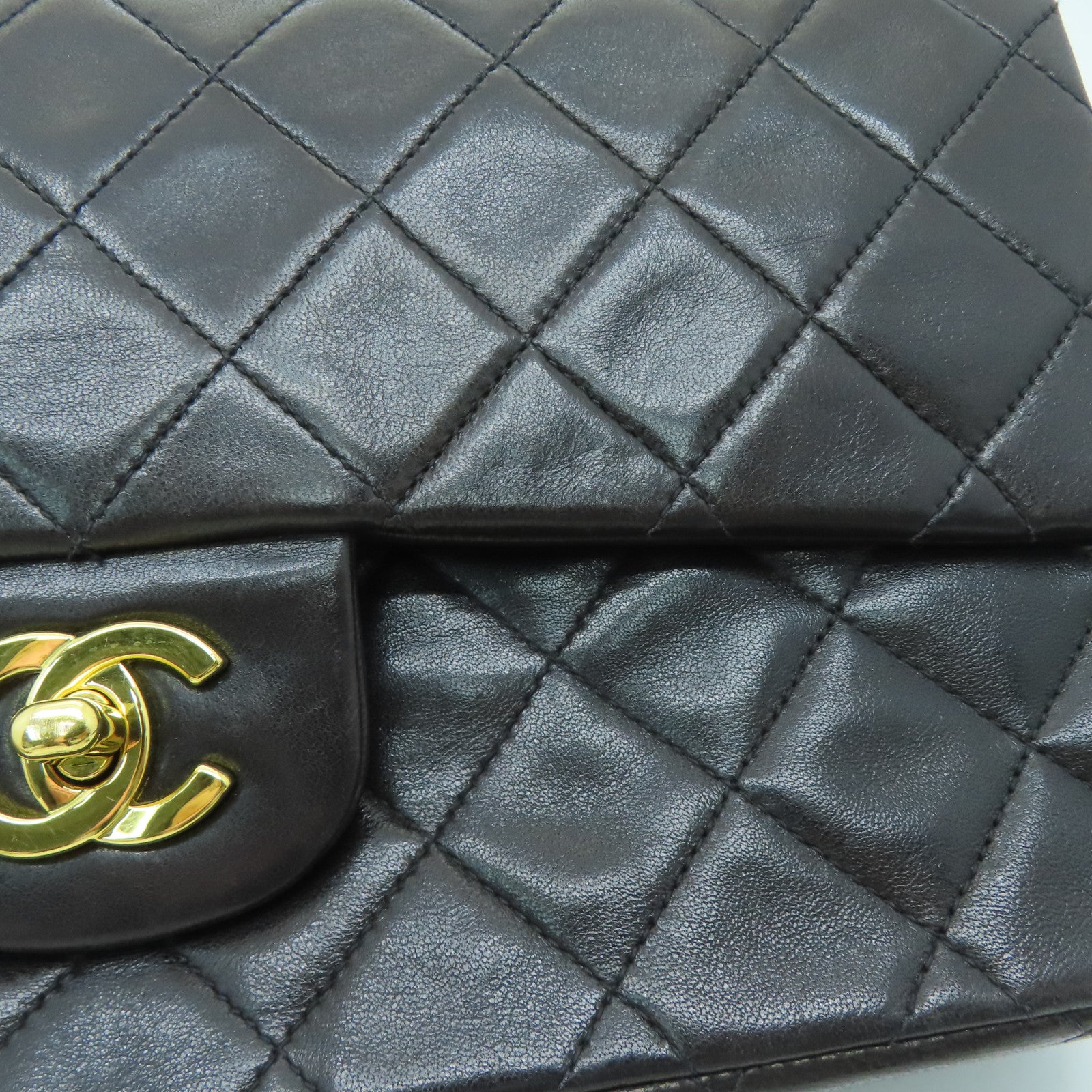 CHANEL [Sharp Discount] Rhombus Sheepskin Leather Vintage Classic 25㎝ Gold Buckle Shoulder Bag Black