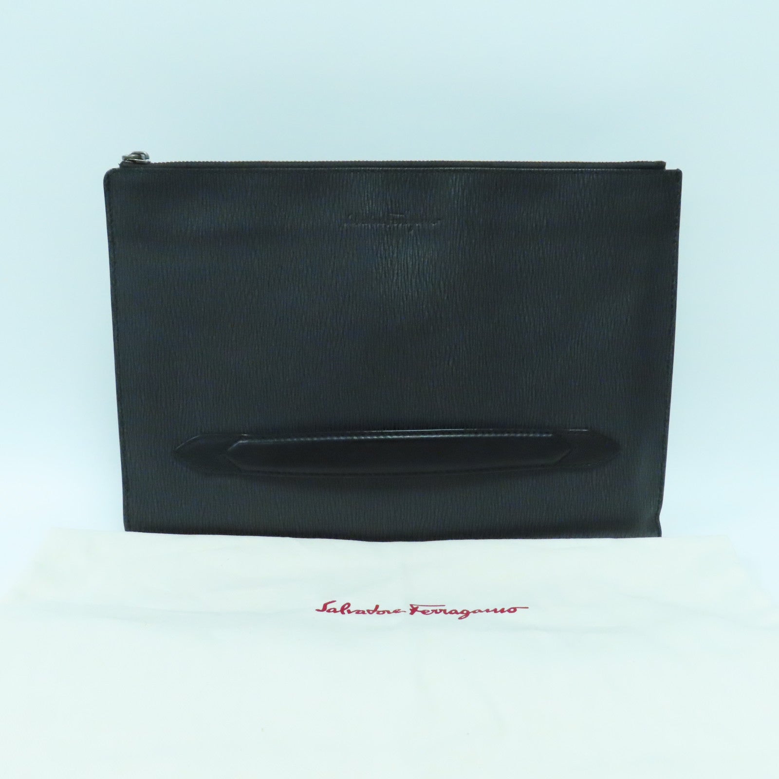 Salvatore Ferragamo 牛皮皮革Pouch銀扣手拿包黑色