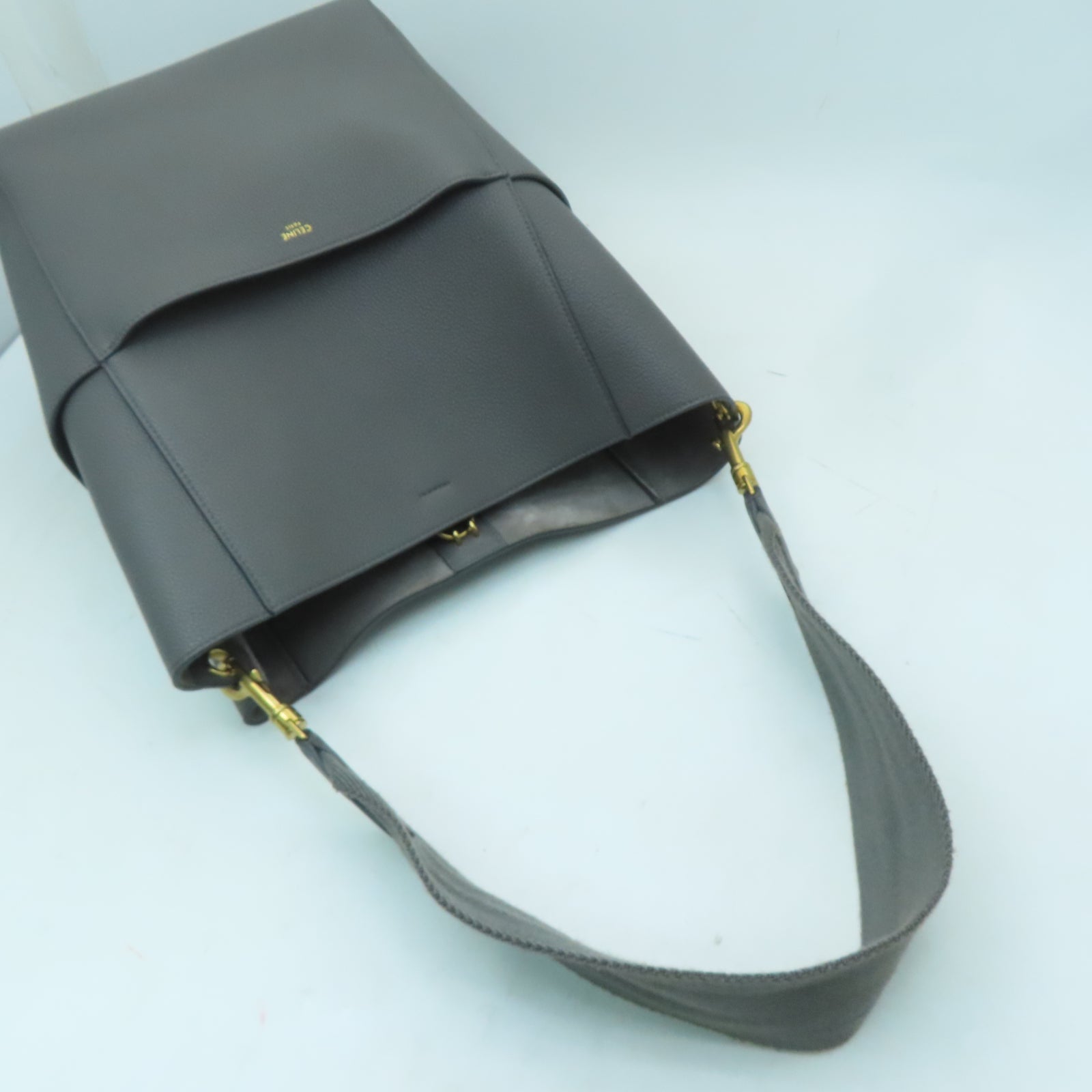 CELINE 牛皮皮革Sangle Bucket Bag金扣肩背袋灰色