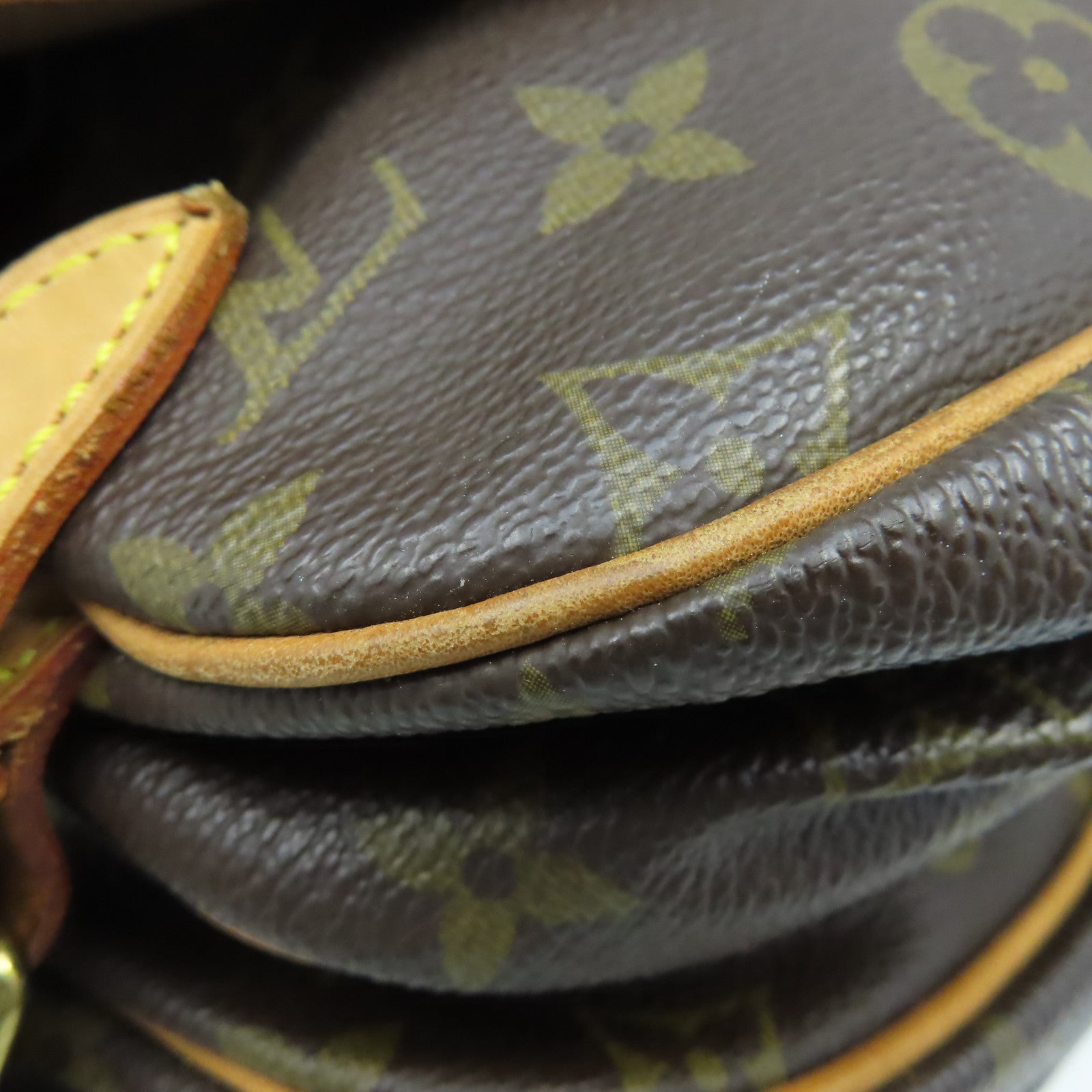 LOUIS VUITTON Monogram Saumur 30 Shoulder Bag金扣肩背袋啡色