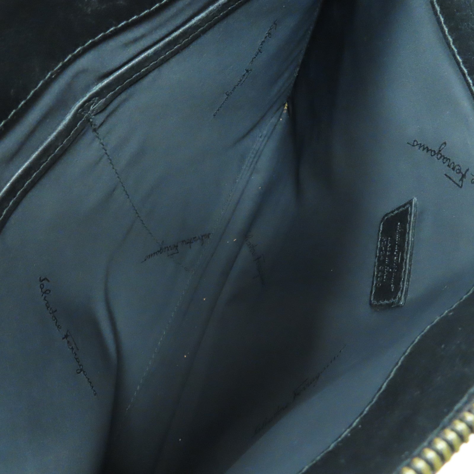 Salvatore Ferragamo 牛皮皮革Pouch銀扣手拿包黑色