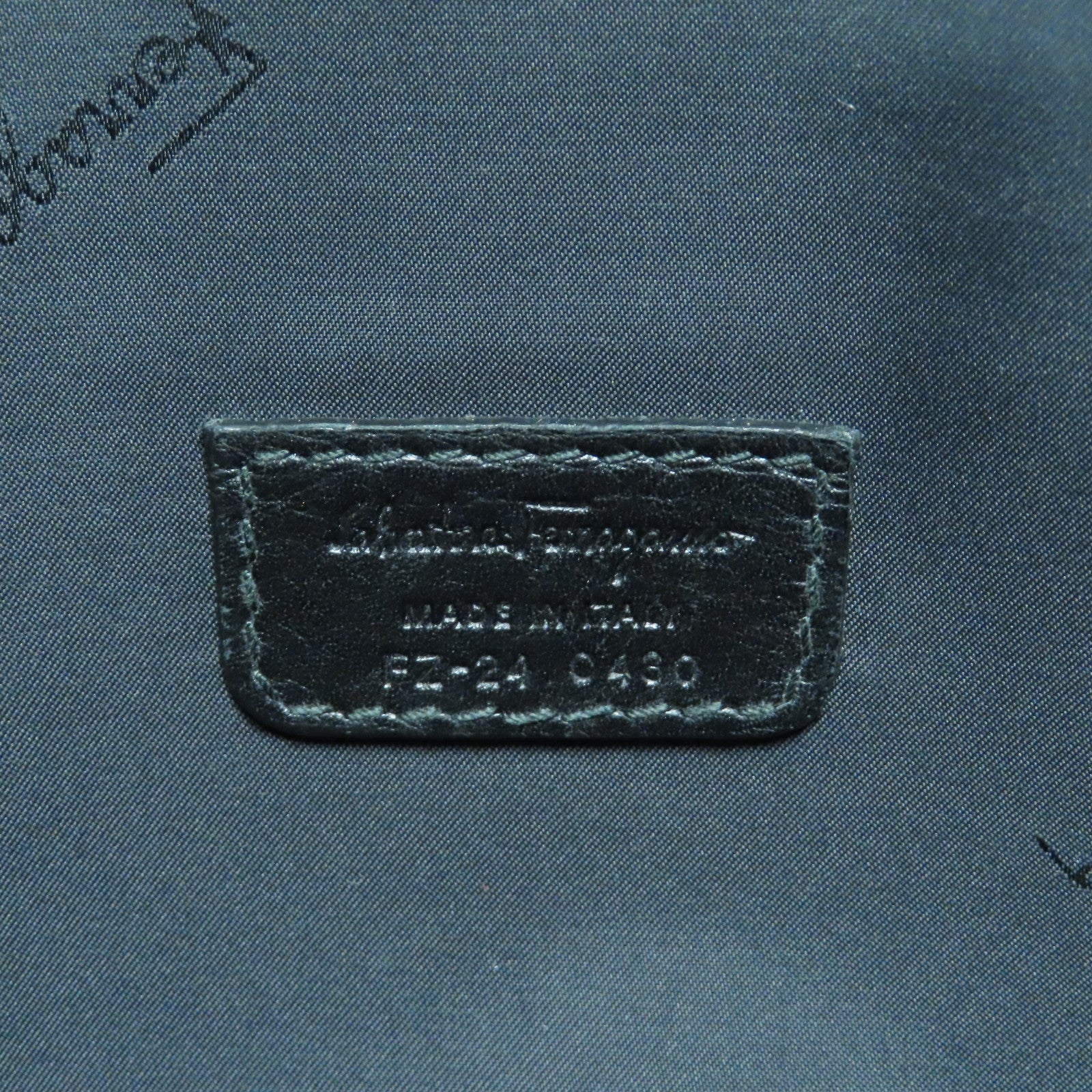 Salvatore Ferragamo 牛皮皮革Pouch銀扣手拿包黑色
