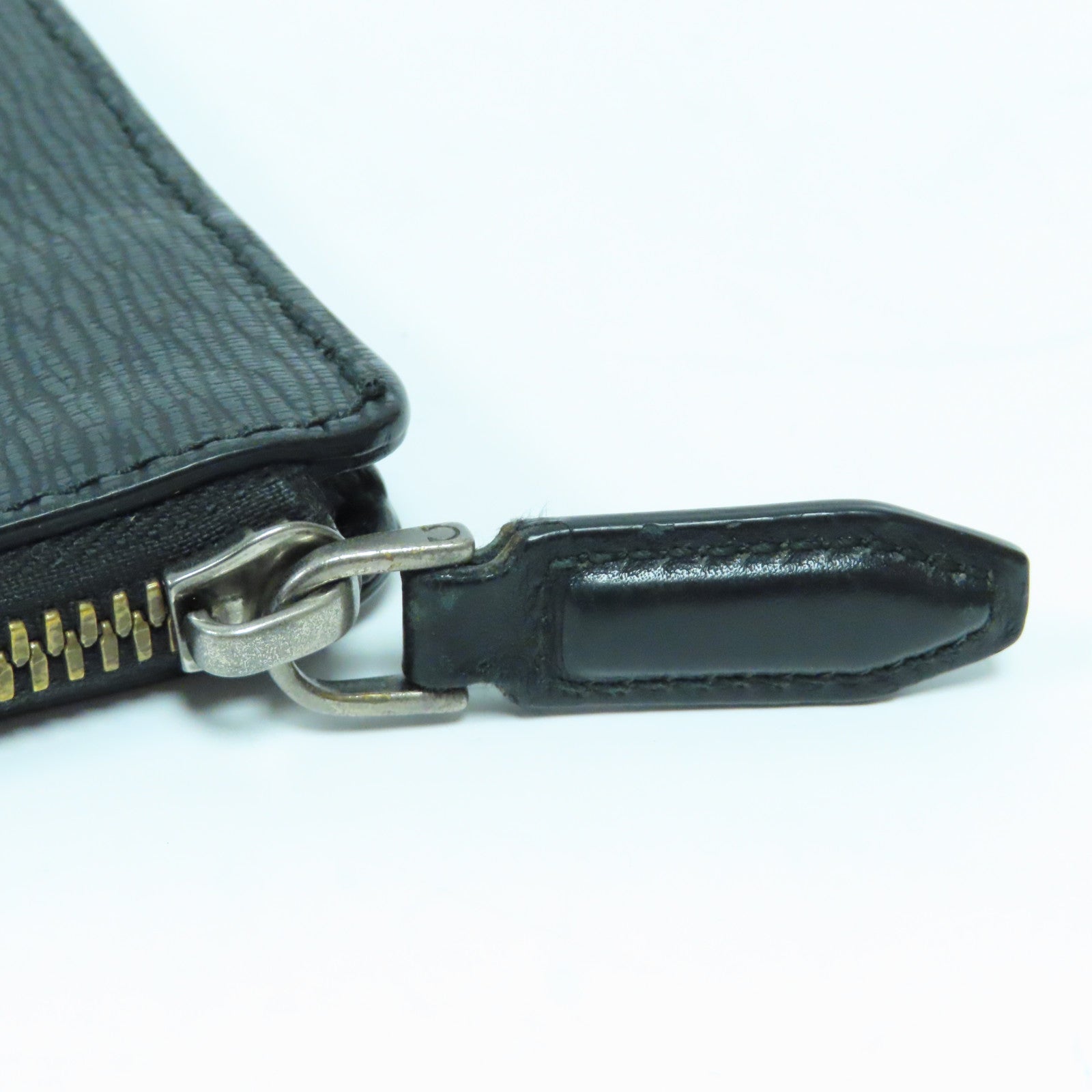 Salvatore Ferragamo 牛皮皮革Pouch銀扣手拿包黑色