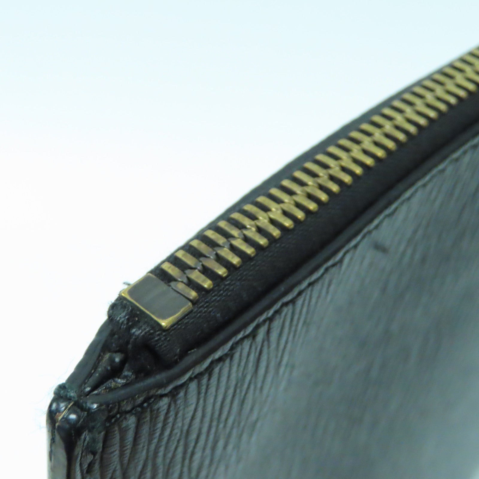 Salvatore Ferragamo 牛皮皮革Pouch銀扣手拿包黑色