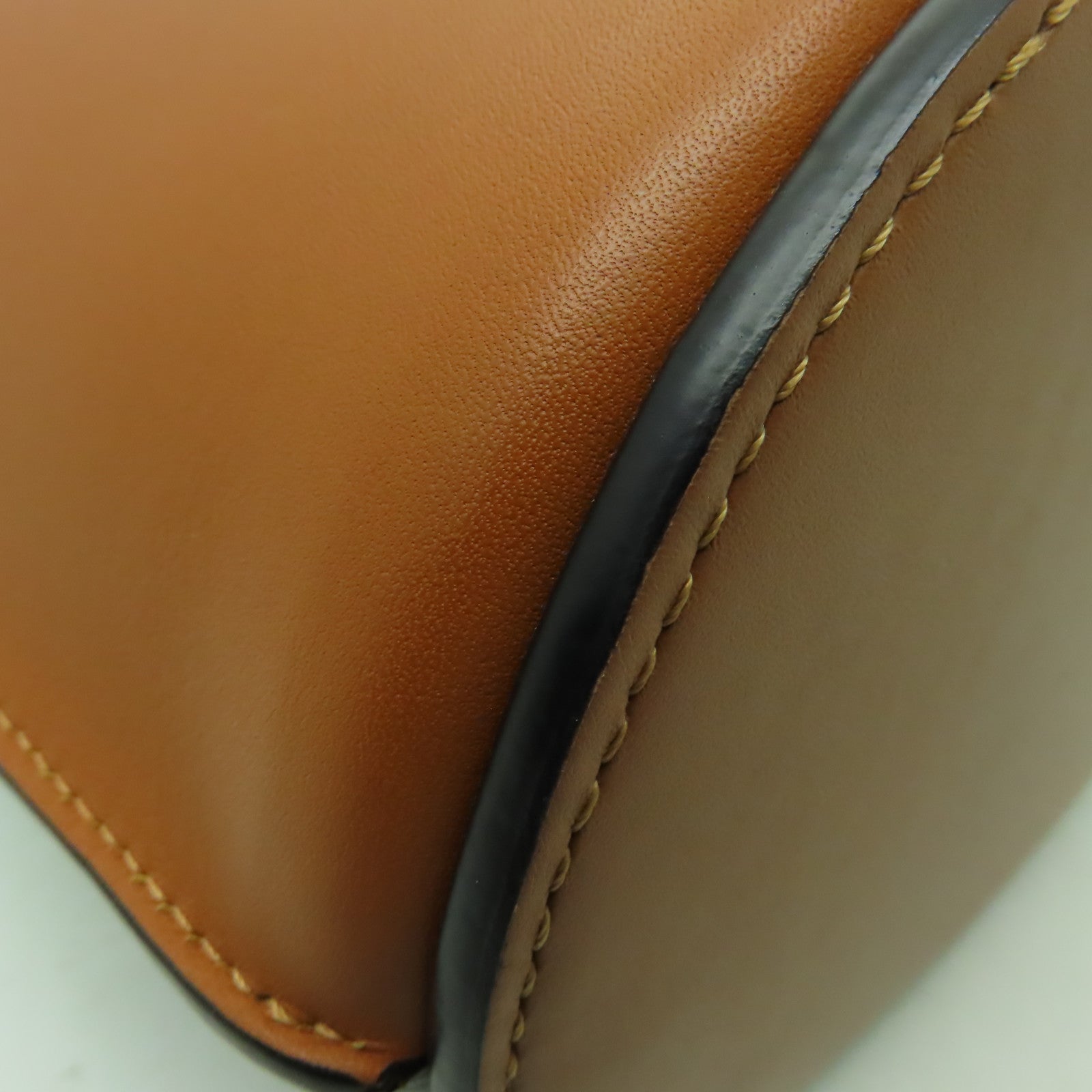 LOEWE 【激減優惠】牛皮皮革Gate Anagram Bucket金扣肩背袋白色/啡色