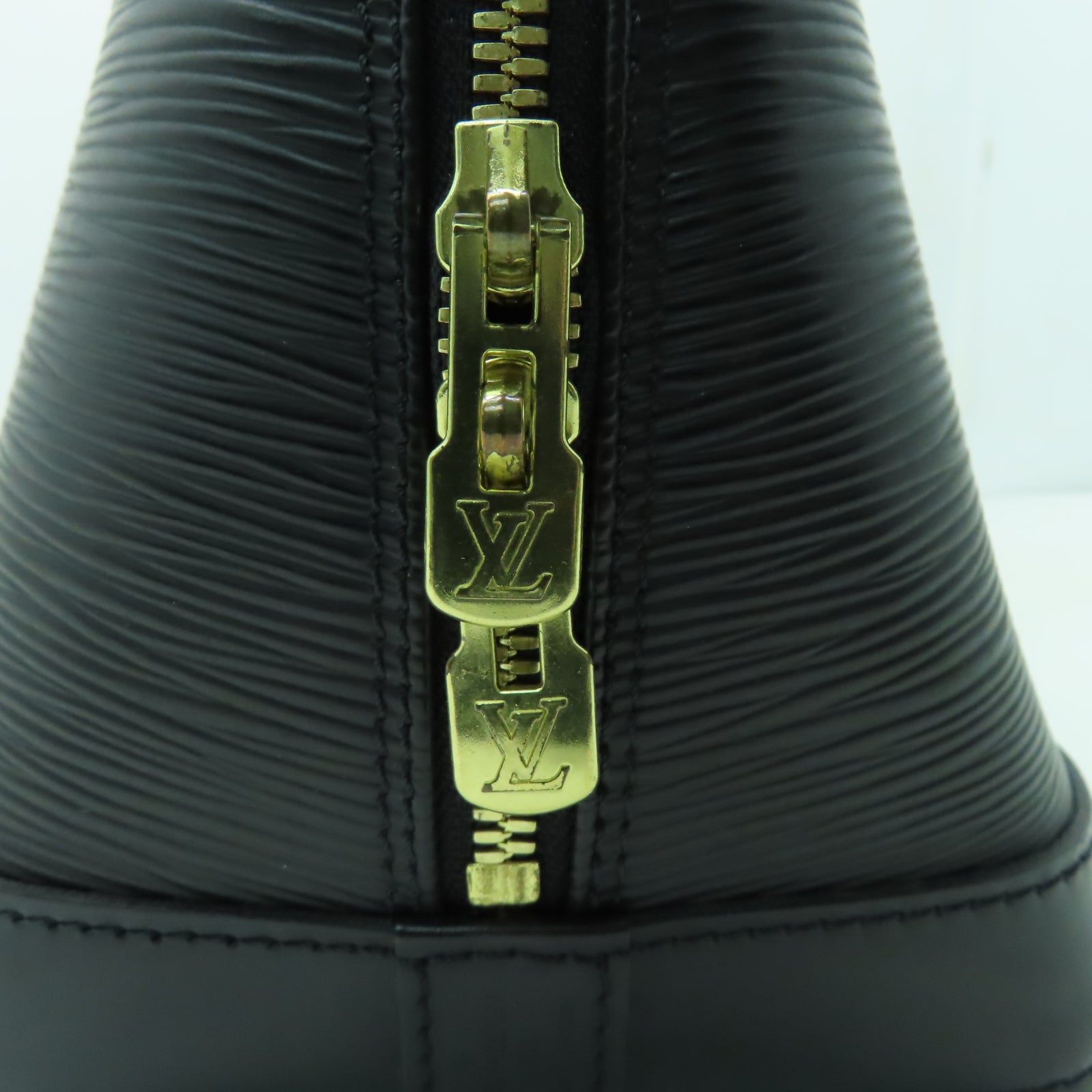 LOUIS VUITTON Epi Alma PM金扣手挽袋黑色