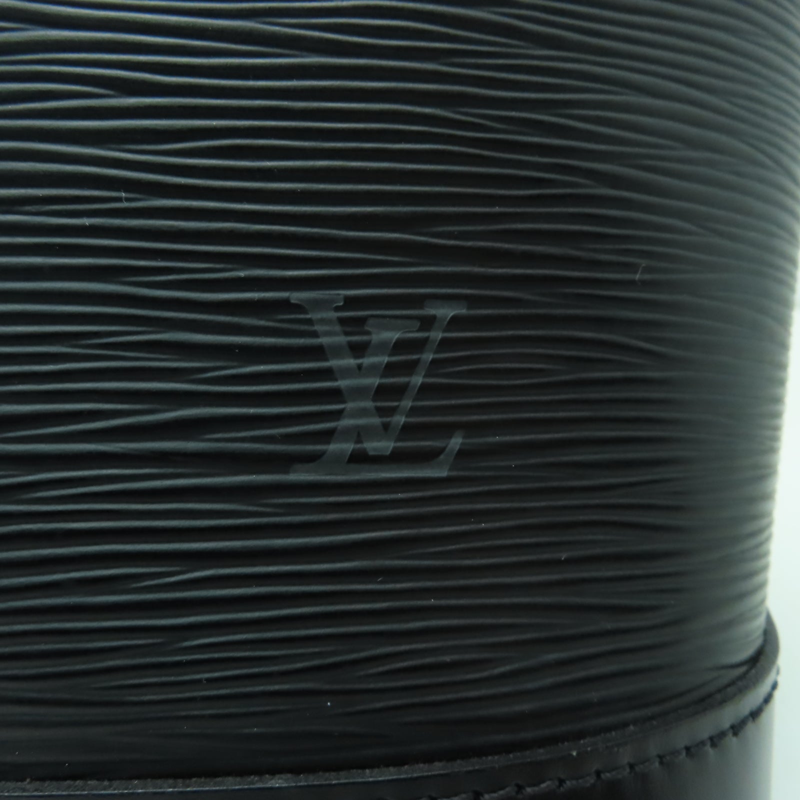 LOUIS VUITTON Epi Alma PM金扣手挽袋黑色