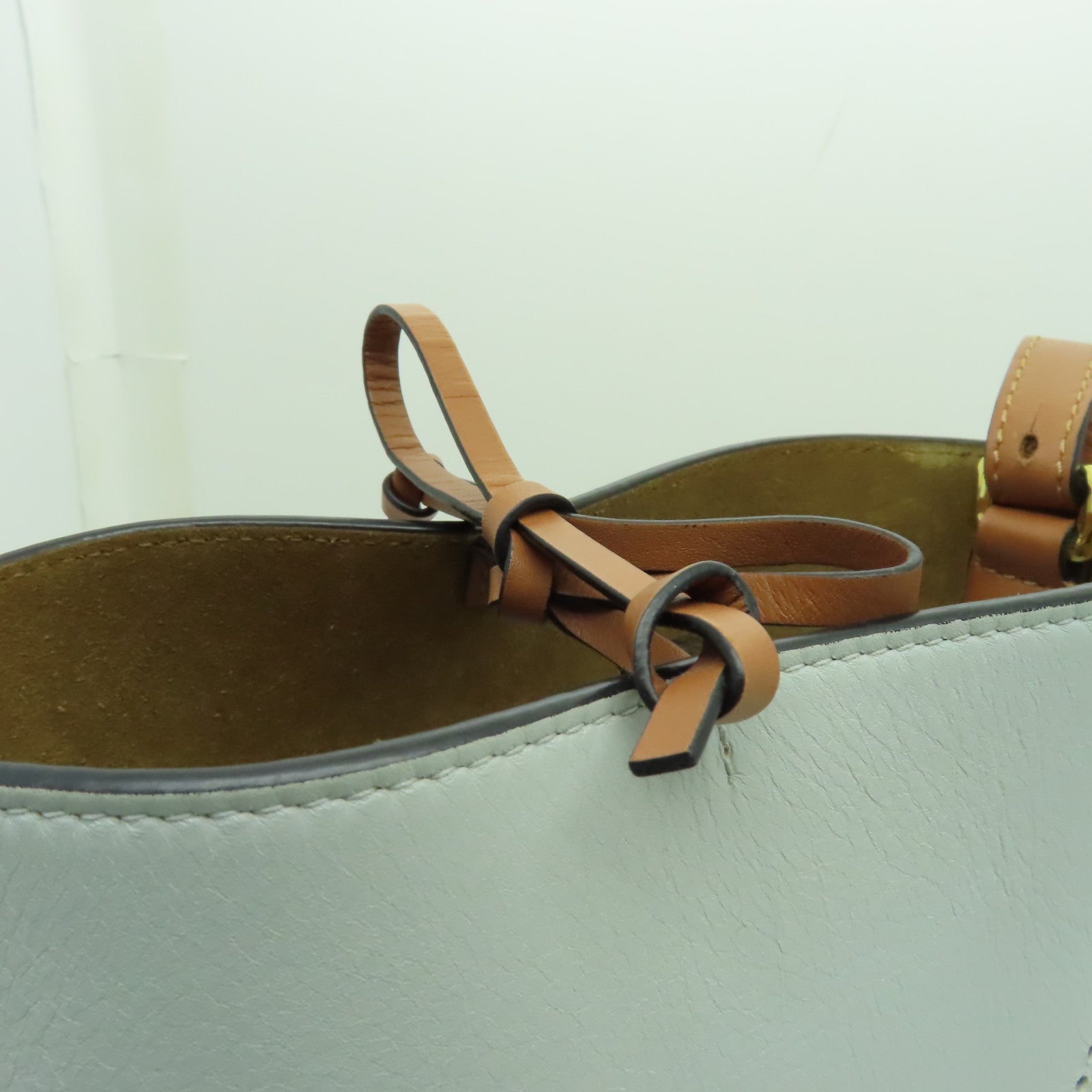 LOEWE 【激減優惠】牛皮皮革Gate Anagram Bucket金扣肩背袋白色/啡色
