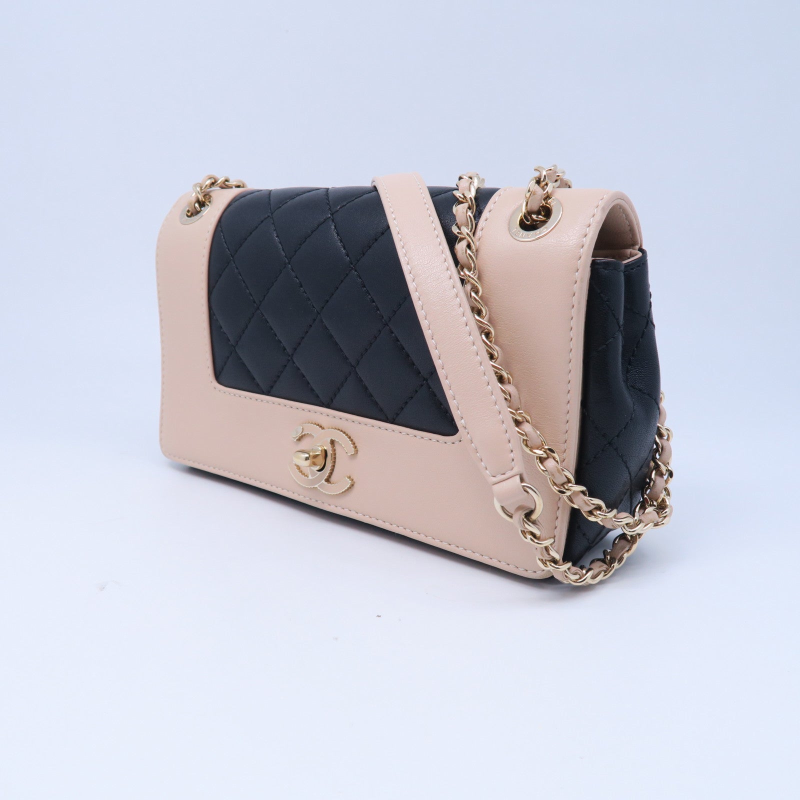 CHANEL 菱格牛皮皮革Chain Shoulder金扣肩背袋黑色/淺褐色