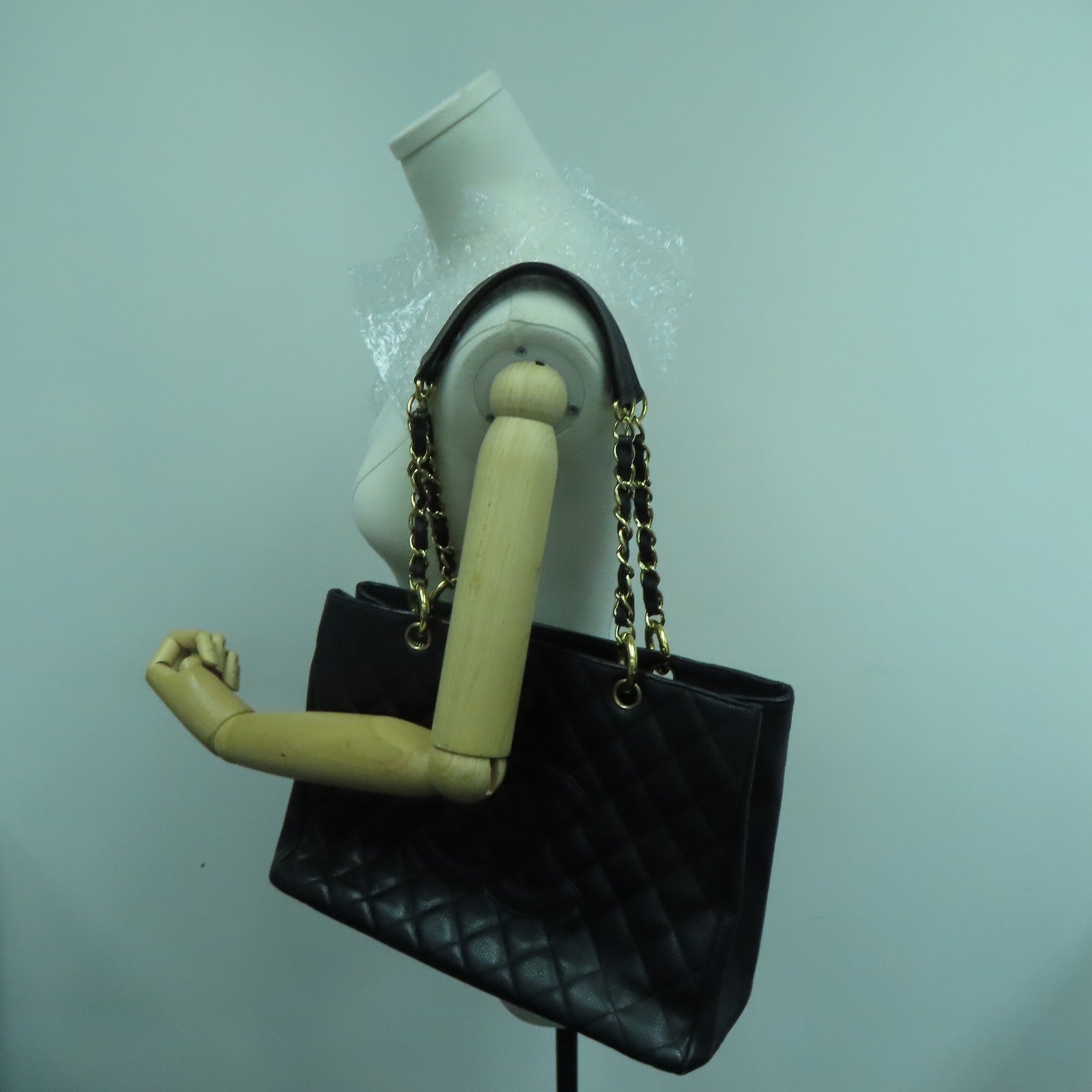CHANEL 菱格Caviar皮革GST金扣鏈帶肩背袋黑色