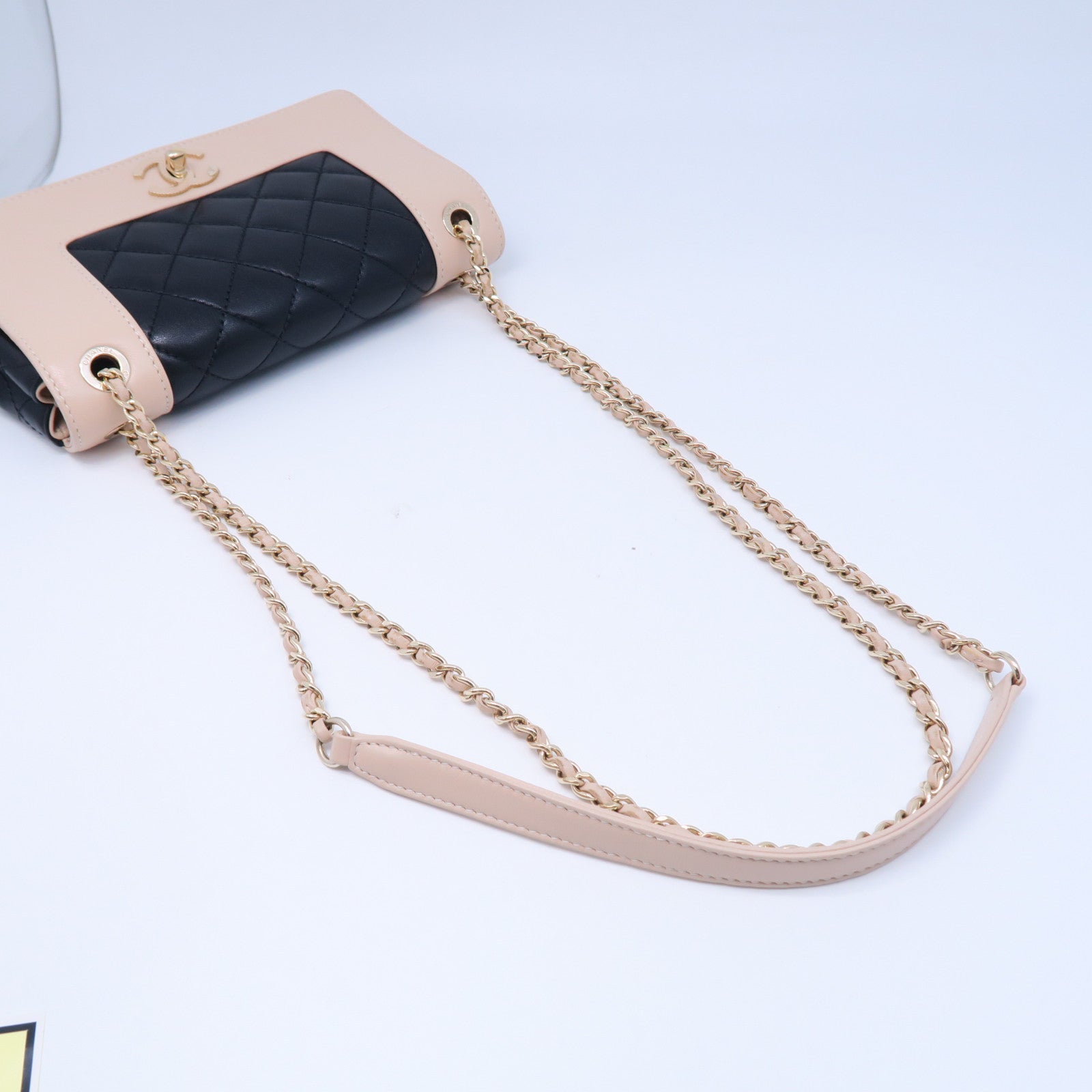 CHANEL 菱格牛皮皮革Chain Shoulder金扣肩背袋黑色/淺褐色
