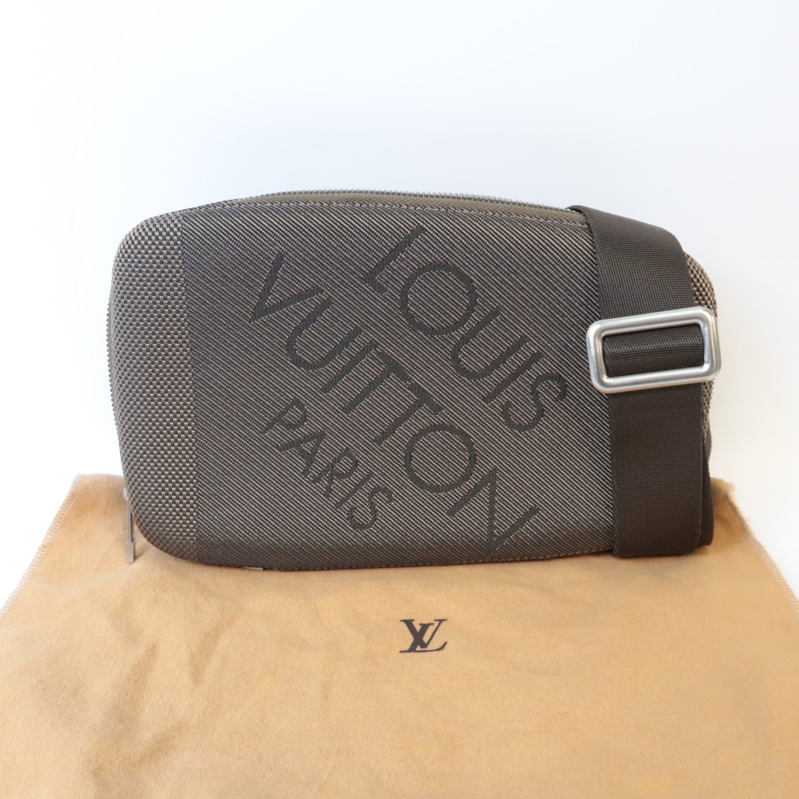LOUIS VUITTON Damier Geant Mage Sling Bag銀扣腰包灰色