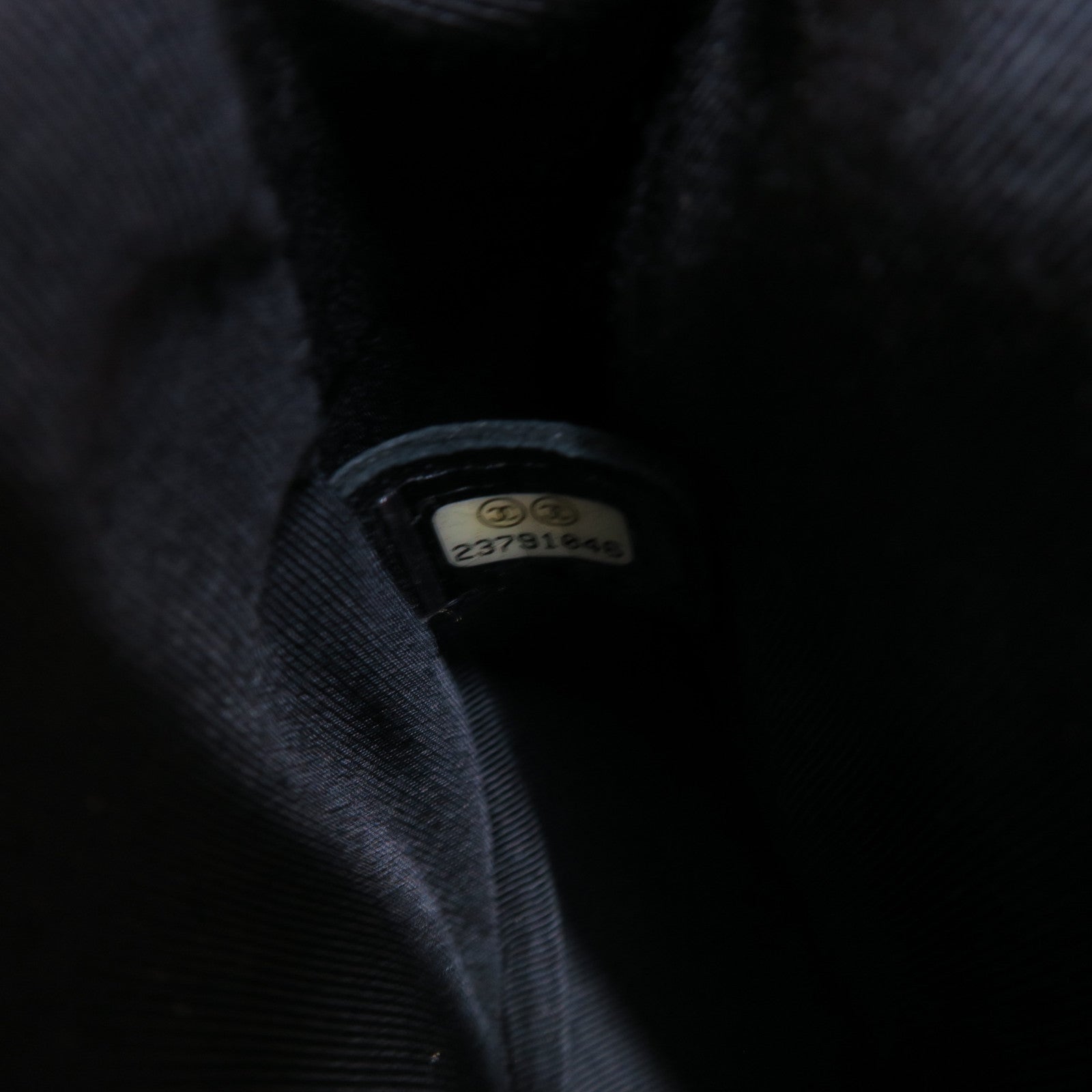 CHANEL 菱格牛皮皮革Chain Shoulder金扣肩背袋黑色/淺褐色