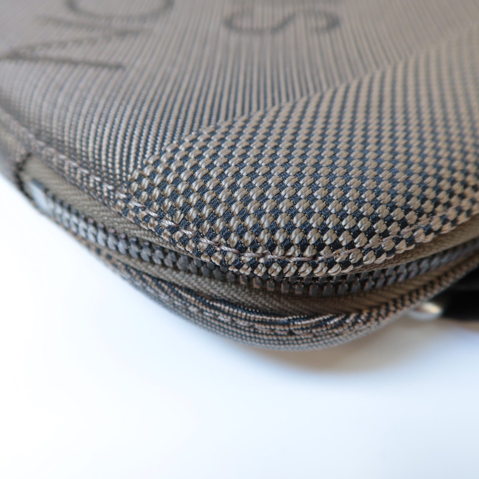 LOUIS VUITTON Damier Geant Mage Sling Bag銀扣腰包灰色